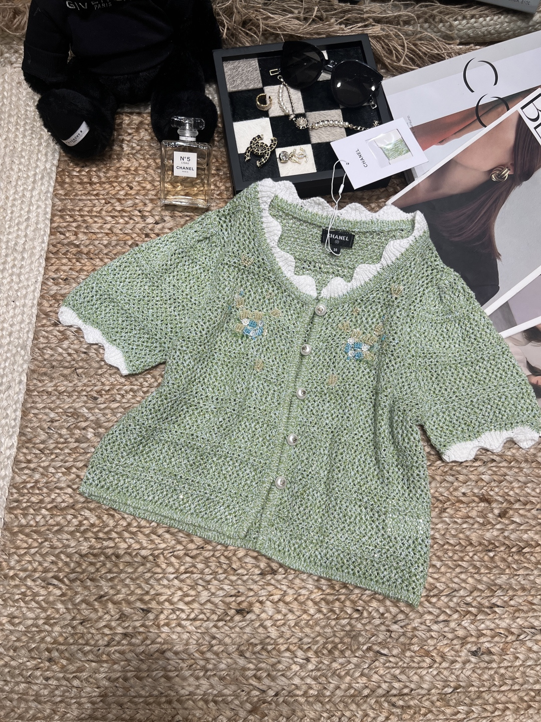 NO:875141,——chane*——2026 spring and summer new mint green knitted cardigan, hollow texture + wavy lace, full of freshness and gentleness. Short design with pearl buttons, exquisite details, mint green is white and suitable for spring and summer, perfect for daily wear or vacation. SML,,chanel,19860909——chane*——2026春夏新品薄荷绿针织开衫,镂空肌理+波浪花边,清新温柔感满分.短款设计配珍珠纽扣,细节精致,薄荷绿显白又适合春夏,日常穿搭或度假都超合适.SML,,chanel,,Women's clothing