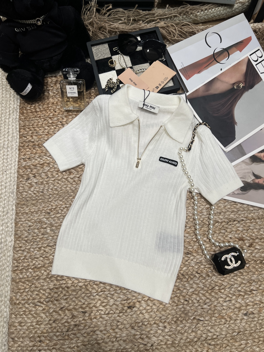 NO:892329,——Mi*Mi*——2026 SS Miu knitted Polo short-sleeved, lapel + half-zip details, small logo on the chest is very recognizable. The knitted fabric is soft and skin-friendly, and the fitted version is not flattering on the figure. It is easy to wear a gentle college style ~ It can be worn for daily commuting, dating, and leisure. Pair it with high-waisted pants or pleated skirts, and you can capture the retro sweetness. SML, skirts, T-shirt,19860909——Mi*Mi*——2026年SS谬针织Polo短袖,翻领+半拉链细节,胸前小标超有辨识度.针织面料软糯亲肤,合身版型不挑身材,轻松穿出温柔学院风～日常通勤、约会、休闲都能搭,配高腰裤或百褶裙,复古甜美感拿捏住啦SML,,skirts,T-shirt,,Women's clothing