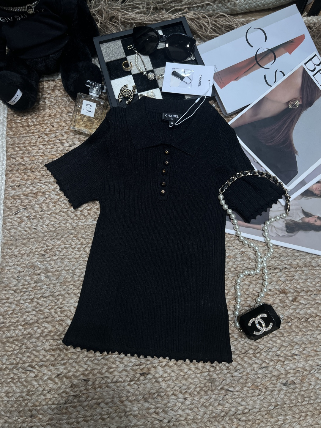 NO:877957,——Chane*——2026 SS black pitted Polo sweater, classic lapels + small sachet buttons, simple and exquisite. The vertical pitted texture is slim and slimming, the fabric is soft and skin-friendly, and it is super comfortable to wear. The short-sleeved design is a must-have in spring and summer. The black color is versatile and can be easily worn for commuting and leisure ~ Pair it with jeans or a skirt, and you can easily get the Korean simple style, low-key and textured!  SML,,chanel,skirts,jeans,T-shirt,19860909——Chane*——2026年SS 黑色坑条Polo针织衫,经典翻领+小香包扣,简约又精致.竖坑条纹理修身显瘦,面料柔软亲肤,穿着超舒适.短袖设计春夏必备,黑色百搭,通勤休闲都能轻松驾驭～搭配牛仔裤或半裙,轻松get韩系简约风,低调又有质感！SML,,chanel,skirts,jeans,T-shirt,,Women's clothing