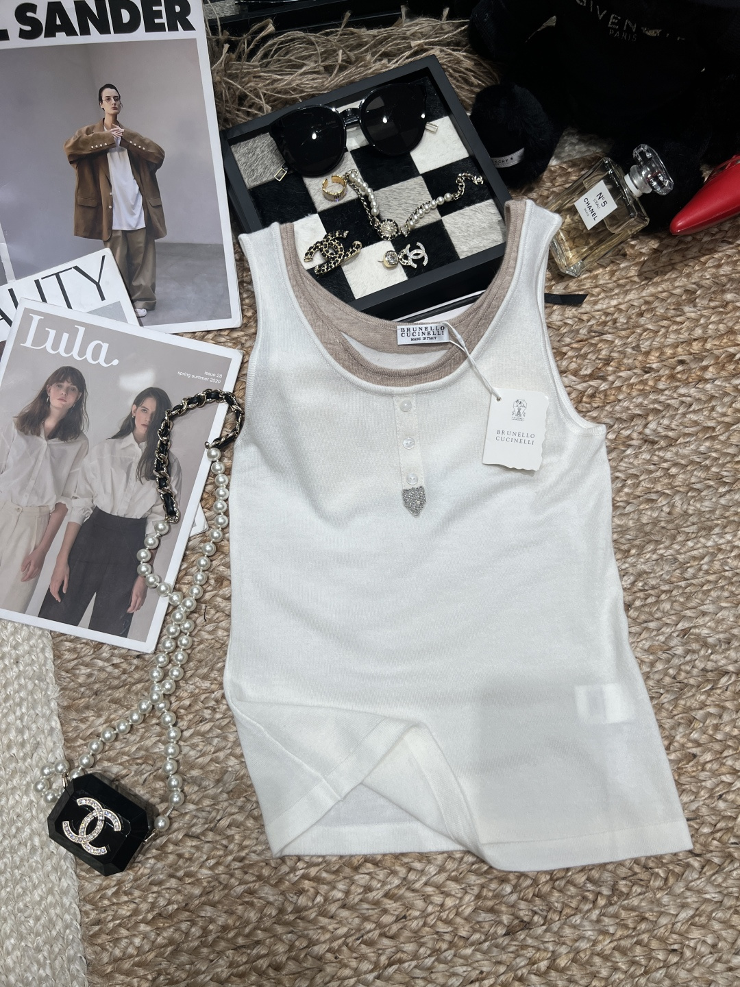 NO:883993,——BC——2026 SS fake two-piece vest, Henry tie decorated with three-button details, OK to wear alone or as an inner layer, very versatile with cardigans and jackets. The white color is fresh and can be easily used for commuting, leisure, and vacation. It is a must-have basic style for summer wardrobe!  SML,women's clothing,loro piana,jackets & coats,ties,19860909——BC——2026年SS假两件背心,亨利领带装饰三粒扣小细节,单穿or内搭都OK,搭配开衫、外套都很百搭.白色清新,通勤、休闲、度假都能轻松驾驭,是夏季衣橱必备基础款！SML,女装,loro piana,jackets & coats,ties,,Women's clothing