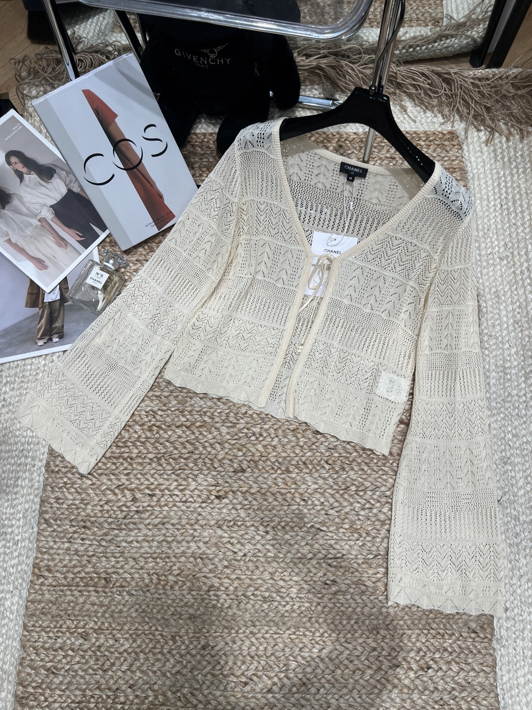 NO:886374,——Chane*——2026 SSV collar hollow knitted cardigan, off-white tone + crocheted hollow design, breathable and exquisite, super comfortable to wear in spring and summer!  The fabric is soft and skin-friendly, so it can be worn safely even on sensitive skin. Pair it with a high-waisted skirt or loose pants, and you can easily get the gentle Korean style. It is suitable for commuting, dating, and daily life. It is practical and fashionable!  SML,Chanel-clothing,chanel,chanel,loro piana,skirts,19860909——Chane*——2026年SSV领镂空针织开衫,米白色调+钩花镂空设计,透气又精致,春夏穿超舒服！面料柔软亲肤,敏感肌也能安心穿.搭配高腰裙或宽松裤,轻松get韩系温柔风,通勤、约会、日常都很适合,实用又时髦！SML,香奈儿-服装,chanel,chanel,loro piana,skirts,,Women's clothing