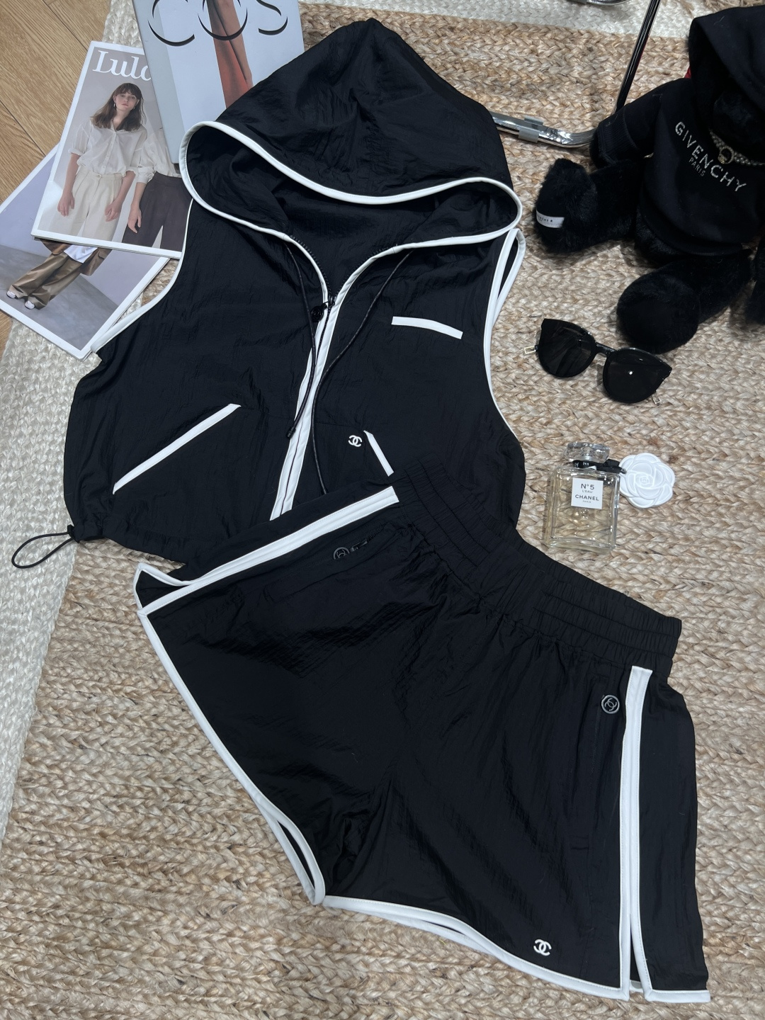 NO:875149,Vest and shorts - Chane* - 2026 SSCoco Beach vest, black and white contrasting color design is very recognizable, light and thin polyester fiber material, super breathable in summer!  The zipper + hood design is casual and practical, and the white line embellishment is very fashionable. The South French coast resort style can be easily used for daily outings and outdoor activities. Pair it with the same series of shorts or sun protection jackets to easily get a high-end sporty feel!  SML,,chanel,shorts,jackets & coats,hats,19860909马甲 短裤——Chane*——2026年SSCoco Beach马甲,黑白撞色设计超有辨识度,轻薄聚酯纤维材质,夏天穿超透气！拉链+连帽设计,休闲又实用,白色线条点缀很时髦.南法海岸度假风,日常出街、户外活动都能轻松驾驭,搭配同系列短裤或防晒外套,轻松get高级运动感！ SML,,chanel,shorts,jackets & coats,hats,,Women's clothing