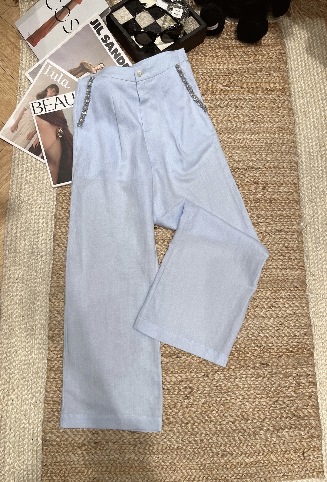 NO:864818,——chane*——The 2026 spring and summer new linen wide-leg casual pants are light and breathable, super comfortable to wear in spring and summer!  The high-waisted straight wide-leg design makes you appear slimmer and taller. The pear-shaped figure is friendly and can be easily controlled even with thick legs and wide hips. The waistband is decorated with thin shell lace and is full of sophistication. It can be worn for commuting, vacation and daily life. SML, Chanel-clothing, chanel, chanel, loro piana,19860909——chane*——2026春夏新款亚麻阔腿休闲裤轻薄透气,春夏穿超舒服！高腰直筒阔腿设计,显瘦显高,梨形身材友好,腿粗胯宽都能轻松驾驭.裤腰细闪贝壳花边装饰,精致感满满,通勤、度假、日常都能穿.SML,香奈儿-服装,chanel,chanel,loro piana,,Women's clothing