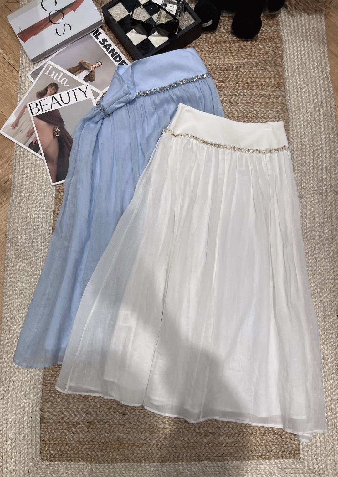 NO:864853,——chane*——The 2026 spring and summer new cotton and linen splicing skirt is made of cotton and linen, which is light and breathable, perfect for summer wear!  The high-waisted A-line version + shell lace stitching adds a bohemian style. The skirt is loose, covers the crotch and makes you look slimmer. It can easily elongate the leg line and bring a sense of smart atmosphere when walking. You can switch between fresh and sweet or elegant temperament at will ~ whether you are on a beach vacation or daily outings, you can easily create an atmospheric outfit. SML, Chanel - Clothing, chanel, chanel, loro piana, skirts,19860909——chane*——2026春夏新款棉麻拼接半身裙采用棉麻材质,轻盈透气,超适合夏天穿！高腰A字版型+贝壳花边拼接,增添波西米亚风情,裙摆宽松,遮胯显瘦,轻松拉长腿部线条,走路自带灵动氛围感.清新甜美or优雅气质随心切换～无论海边度假还是日常出街,都能轻松打造氛围感穿搭.SML,香奈儿-服装,chanel,chanel,loro piana,skirts,,Women's clothing