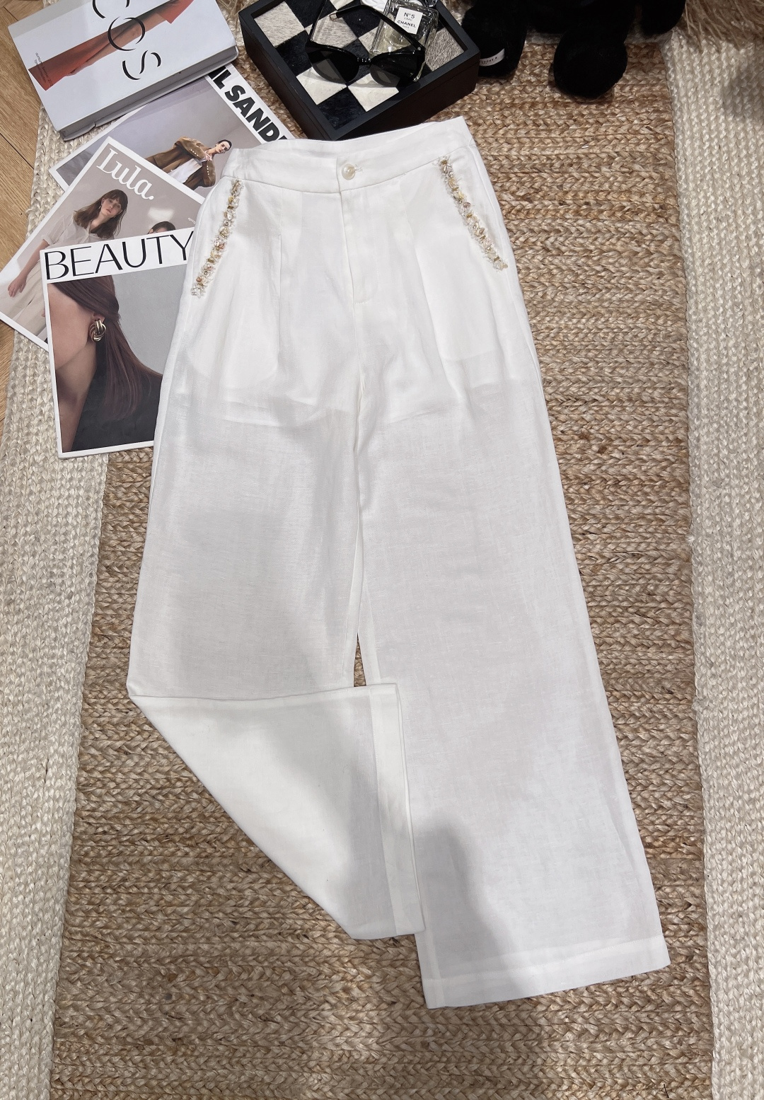 NO:864829,——chane*——The 2026 spring and summer new linen wide-leg casual pants are light and breathable, super comfortable to wear in spring and summer!  The high-waisted straight wide-leg design makes you appear slimmer and taller. The pear-shaped figure is friendly and can be easily controlled even with thick legs and wide hips. The waistband is decorated with thin shell lace and is full of sophistication. It can be worn for commuting, vacation and daily life. SML, Chanel-clothing, chanel, chanel, loro piana,19860909——chane*——2026春夏新款亚麻阔腿休闲裤轻薄透气,春夏穿超舒服！高腰直筒阔腿设计,显瘦显高,梨形身材友好,腿粗胯宽都能轻松驾驭.裤腰细闪贝壳花边装饰,精致感满满,通勤、度假、日常都能穿.SML,香奈儿-服装,chanel,chanel,loro piana,,Women's clothing