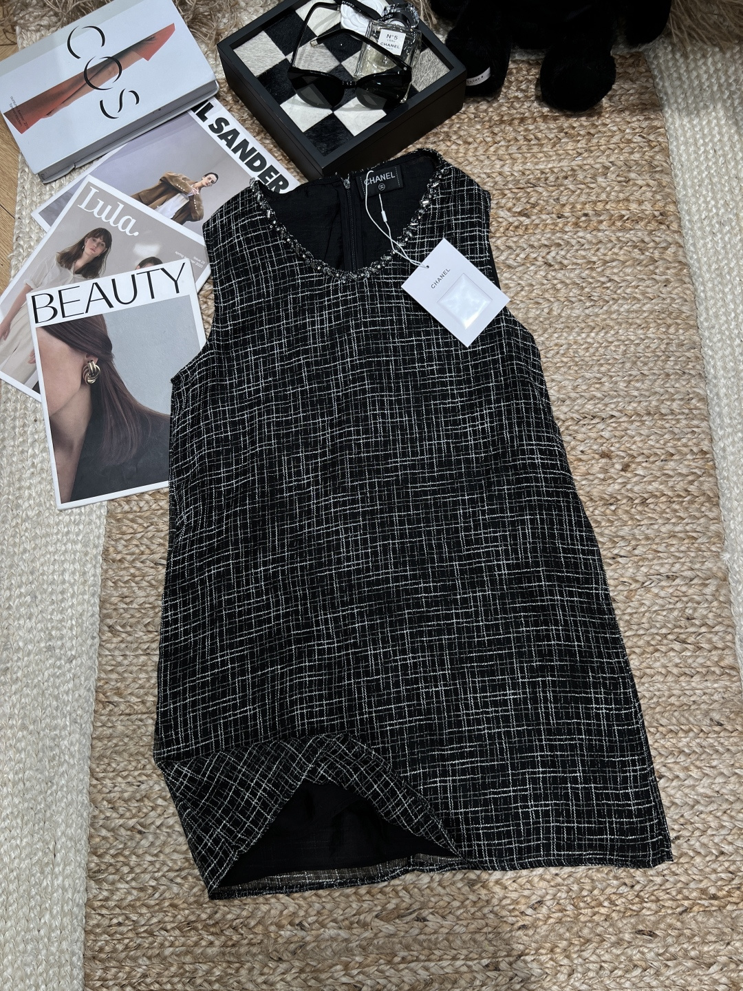 NO:864780,——CHANE*——2026 spring and summer new black plaid sleeveless dress with classic black and white plaid design, full of elegant retro temperament. High-quality fabrics, comfortable touch, simple and elegant tailoring, exquisite neckline details, irregular skirt design adds layering. Size SML, Chanel-clothing, chanel, chanel, loro piana, skirts,19860909——CHANE*——2026春夏新款黑色格纹无袖连衣裙经典黑白格纹设计,优雅复古气质满分.高品质面料,触感舒适,剪裁简约大方,领口细节精致,裙摆不规则设计增添层次感.码数SML,香奈儿-服装,chanel,chanel,loro piana,skirts,,Women's clothing