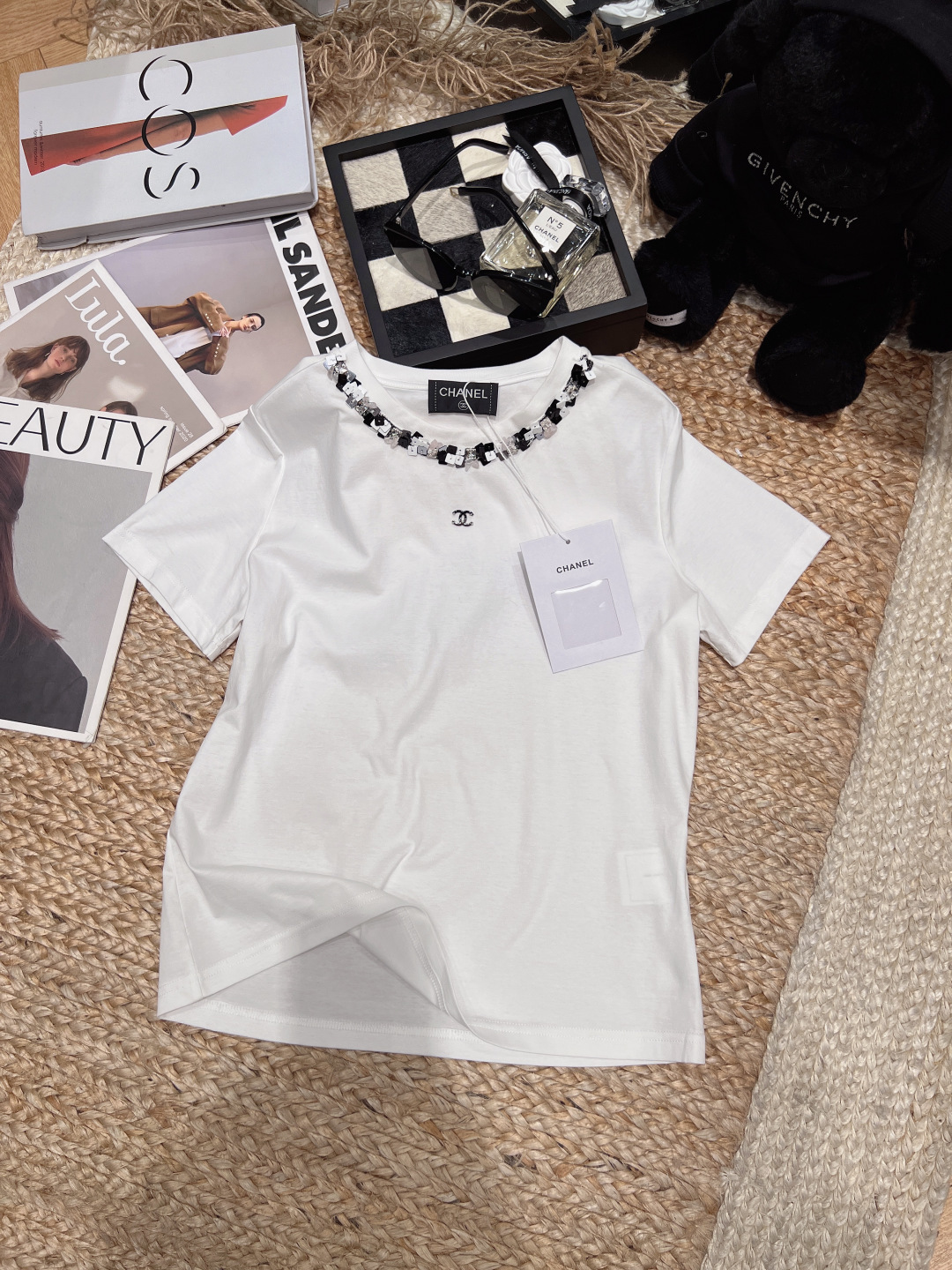 NO:884066,——chane*——The 2026 spring and summer new diamond-encrusted short-sleeved T-shirt is made of soft cotton fabric, comfortable and breathable to wear. The diamond-encrusted neckline is super exquisite, embellished with black and white diamonds, and full of luxury. The double C logo on the chest is highly recognizable for the brand!  The overall design is simple and elegant. Size SML, Chanel-clothing, chanel, chanel, loro piana, T-shirt, tees, t-shirt,19860909——chane*——2026春夏新镶钻短袖T恤,采用柔软棉质面料,穿着舒适透气.领口镶钻设计超精致,黑色白色钻饰点缀,奢华感满满.胸前双C标志,品牌辨识度超高！整体简约大方.码数SML,香奈儿-服装,chanel,chanel,loro piana,T-shirt,tees，t-shirt,,Women's clothing