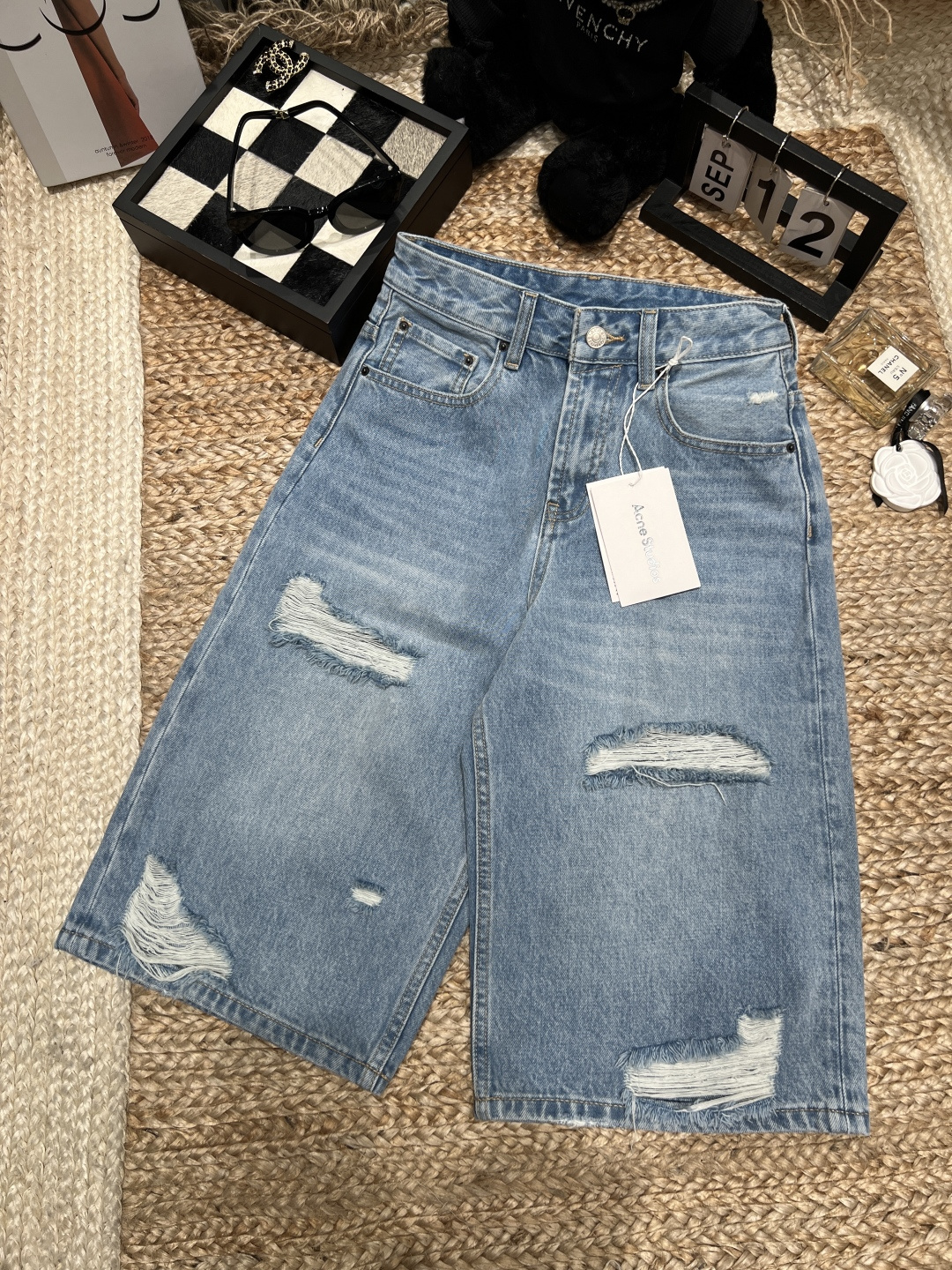 NO:877961,——AC——2026 SS ripped denim six-point pants are made of light blue washed denim, with a retro and old-fashioned style that has a great atmosphere!  Irregular holes + raw edge design, full of street feel, loose straight version that shows off the shape of the legs, and is very friendly to pear-shaped figures. The six-point length exposes the ankles, making it refreshing and fashionable to wear in summer. It looks great with T-shirts or shirts ~ It can be easily worn in daily casual and street style, and it is a versatile item in summer!  Size 24-30,,shirts,tees,t-shirt,19860909——AC——2026年SS破洞牛仔六分裤采用浅蓝水洗牛仔布,复古做旧风格超有氛围感！不规则破洞+毛边设计,街头感满满,宽松直筒版型超显腿型,对梨形身材超友好.六分长度露脚踝,夏天穿清爽又时髦,随便搭T恤或衬衫都很出彩～日常休闲、街头风都能轻松驾驭,是夏季百搭神器！码数24-30,,shirts,tees，t-shirt,,Women's clothing