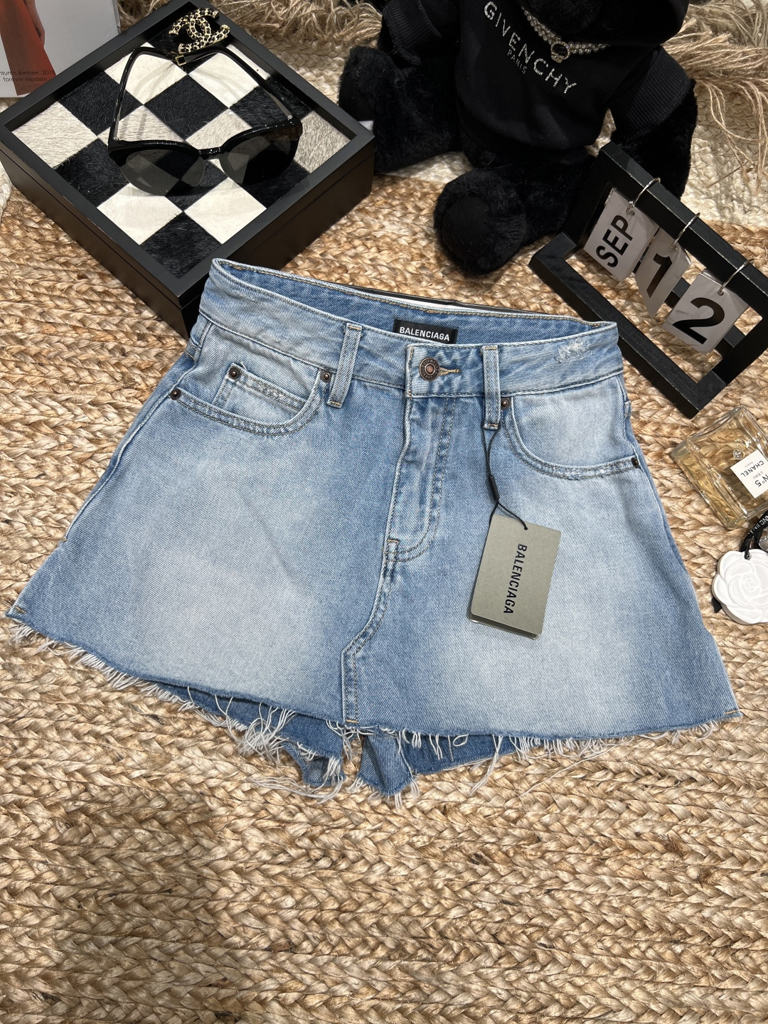 NO:877944,——Balenc*——2026 SS classic frayed raw edge + retro distressed culottes have a very American street style. The front skirt and back pants design are beautiful and not exposed at all. It takes into account both appearance and practicality. It is also very eye-catching when worn as American hot pants!  The fabric is crisp and stylish, and the upper body is slim and versatile. If you like the American style, you can wear it with your eyes closed. The counter quality and price-performance ratio are perfect!  Size 24-25,,balenciaga,skirts,19860909——Balenc*——2026年SS经典磨破毛边+复古做旧工艺裤裙版型超有美式街头范儿.前裙后裤设计,好看还完全不走光,兼顾颜值与实用性,当成美式热裤穿也超吸睛！面料挺括有型,上身显瘦又百搭,喜欢美式风格的闭眼入,专柜品质性价比直接拉满！码数24-25,,balenciaga,skirts,,Women's clothing
