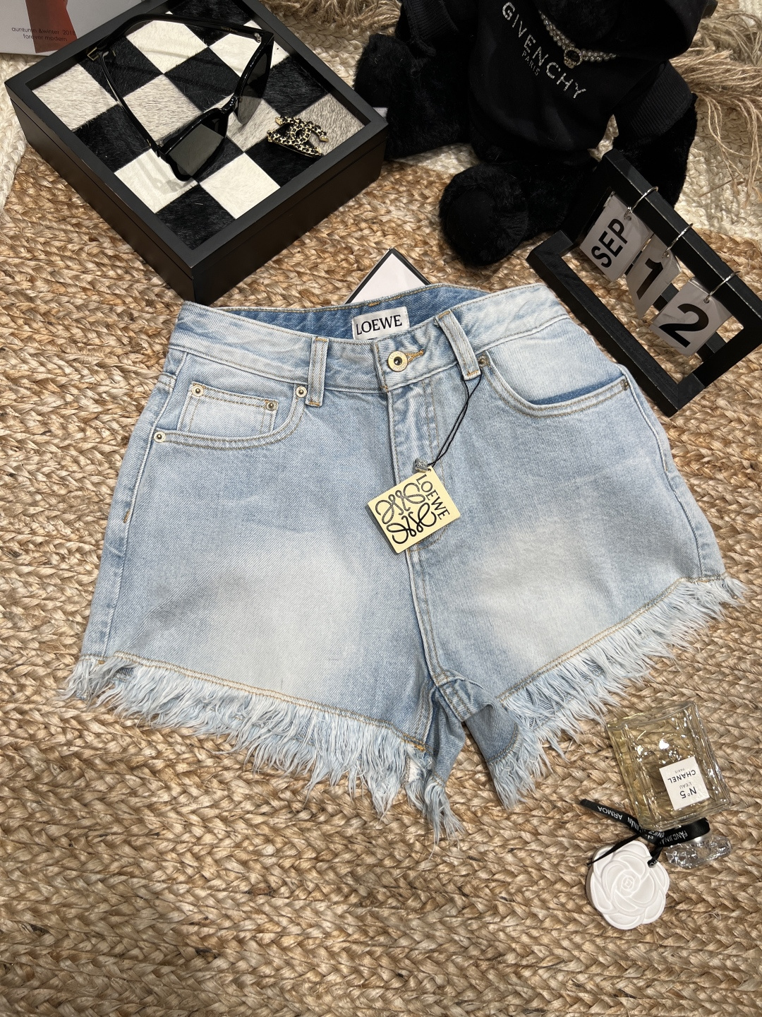 NO:877959,——Loew*——2026 Paula’s Ibiza series embroidered denim shorts, light blue wash + raw edge design, full of summer atmosphere!  The Anagram embroidery on the back pocket is very recognizable, low-key and exquisite. The high-waist tailoring optimizes the waist-to-hip ratio, makes the legs longer, and is friendly to the pear-shaped figure. The fabric is soft and breathable, and can be easily paired with a T-shirt or shirt for daily life, vacation, and shopping. It is a must-have and versatile item in the summer wardrobe!  24-30 yards,,loewe,shorts,shirts,tees,t-shirt,19860909——Loew*——2026年 Paula’s Ibiza系列刺绣牛仔短裤,浅蓝水洗+毛边设计,夏日氛围感满满！后袋Anagram刺绣超有辨识度,低调又精致.高腰剪裁优化腰臀比例,显腿长,梨形身材友好.面料柔软透气,日常、度假、逛街都能轻松搭配T恤或衬衫,是夏季衣橱必备百搭单品！24—30码数,,loewe,shorts,shirts,tees，t-shirt,,Women's clothing