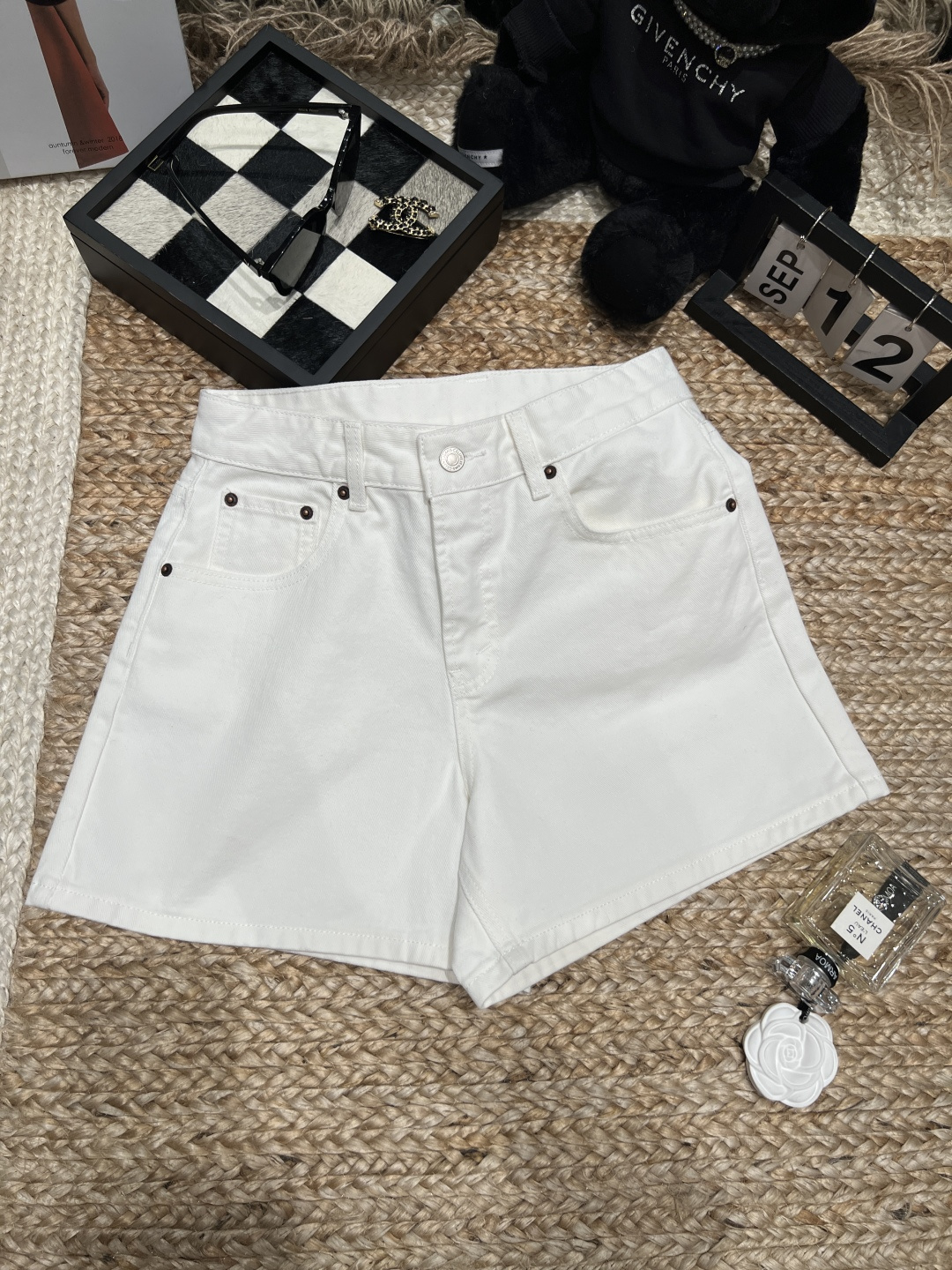 NO:884111,——Celi*——2026 SS official website synchronized quarter jeans. The fabric is made of heavyweight non-elastic Turkish cotton. It is crisp and not soft. The upper body is very stylish. The texture is directly comparable to the standard counters that cost thousands more!  The high-waisted A-line quarter cut hides the width of your hips, thick legs, and false hips, and raises your waistline in one second, making your legs straight and long!  It comes in two colors: classic washed blue + clean off-white. It can be worn casually with T-shirts, Polo, and small suspenders. It can be worn in daily life, vacations, and commuting. It will give you a relaxed and high-end feeling!  Size 24-30, Celine-clothing, celine, celine, jeans, tees, t-shirt,19860909——Celi*——2026年SS官网同步四分牛仔裤 面料用的是重磅无弹土耳其棉,挺括不软塌、上身巨有型,质感直接对标专柜大几千！ 高腰A字四分剪裁,胯宽、腿粗、假胯宽全给你藏住,一秒拉高腰线,显腿直又显腿长！ 经典水洗蓝+干净米白两个配色,随便搭T恤、Polo、小吊带,日常、度假、通勤全都能hold住,松弛高级感直接拉满！码数24-30,赛琳-服装,celine,celine,jeans,tees，t-shirt,,Women's clothing