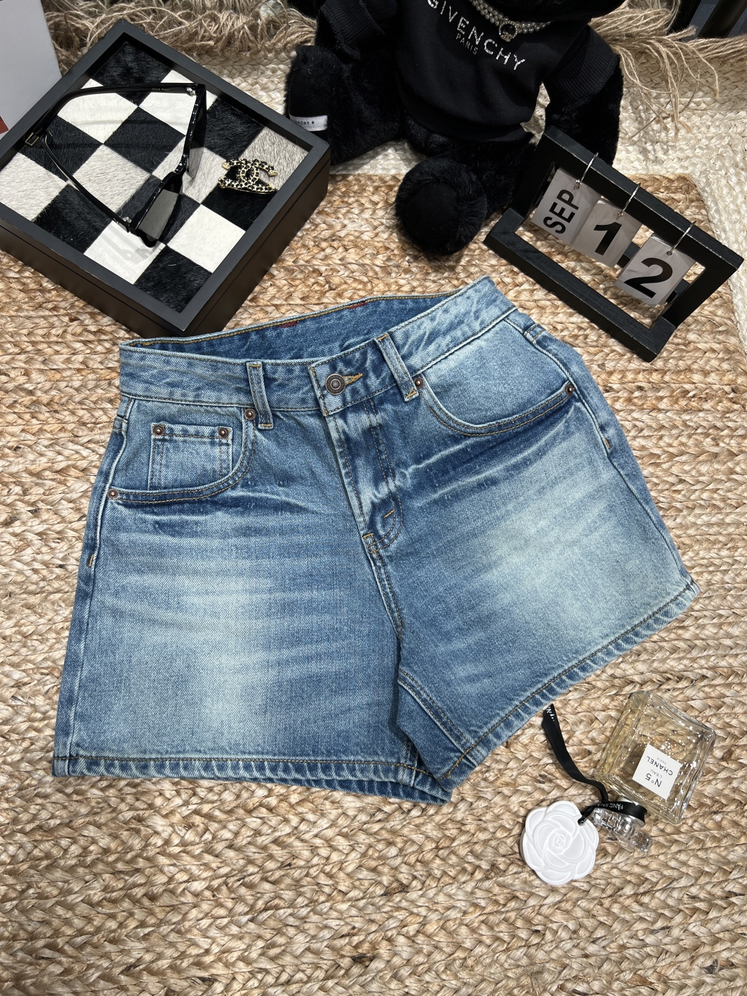 NO:877946,——Celi*——2026 SS official website synchronized quarter jeans. The fabric is made of heavyweight non-elastic Turkish cotton. It is crisp and not soft. The upper body is very stylish. The texture is directly comparable to the standard counters that cost thousands more!  The high-waisted A-line quarter cut hides the width of your hips, thick legs, and false hips, and raises your waistline in one second, making your legs straight and long!  It comes in two colors: classic washed blue + clean off-white. It can be worn casually with T-shirts, Polo, and small suspenders. It can be worn in daily life, vacations, and commuting. It will give you a relaxed and high-end feeling!  Size 24-30,,celine,jeans,tees,t-shirt,19860909——Celi*——2026年SS官网同步四分牛仔裤 面料用的是重磅无弹土耳其棉,挺括不软塌、上身巨有型,质感直接对标专柜大几千！ 高腰A字四分剪裁,胯宽、腿粗、假胯宽全给你藏住,一秒拉高腰线,显腿直又显腿长！ 经典水洗蓝+干净米白两个配色,随便搭T恤、Polo、小吊带,日常、度假、通勤全都能hold住,松弛高级感直接拉满！码数24-30,,celine,jeans,tees，t-shirt,,Women's clothing