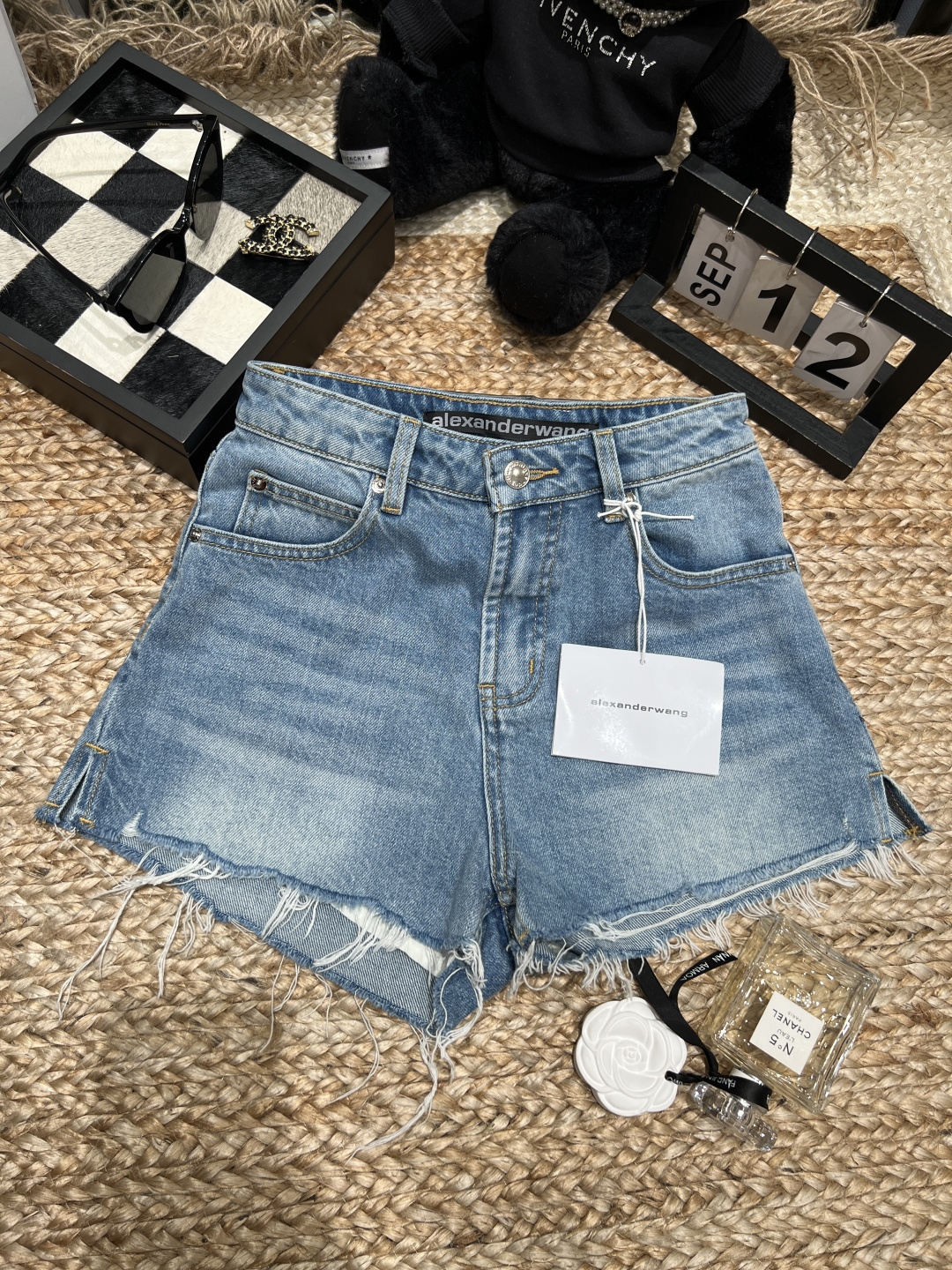 NO:877948,——Alexa* Wan*——2026 SS ripped denim shorts, made of retro light blue washed denim, with raw edges and ripped holes for a super street feel. The high-waisted A-line wide-leg version shows long legs and covers the crotch, and is super friendly to pear-shaped figures!  Three-dimensional letter embossing on the back pocket, perfect details, high brand recognition!  Wear it with a T-shirt or suspenders in the summer, and you can easily get the American hot girl style. It is suitable for daily outings and vacations~ Size 24-30, shorts, tees, t-shirt,19860909——Alexa* Wan*——2026年SS破洞牛仔短裤,采用复古浅蓝水洗牛仔布,毛边+破洞设计超有街头感.高腰A字阔腿版型,显腿长又遮胯,对梨形身材超友好！后袋立体字母压印,细节满分,品牌辨识度up！夏天搭T恤或吊带,轻松get美式辣妹风,日常出街、度假都很适合哦～ 码数24-30,,shorts,tees，t-shirt,,Women's clothing