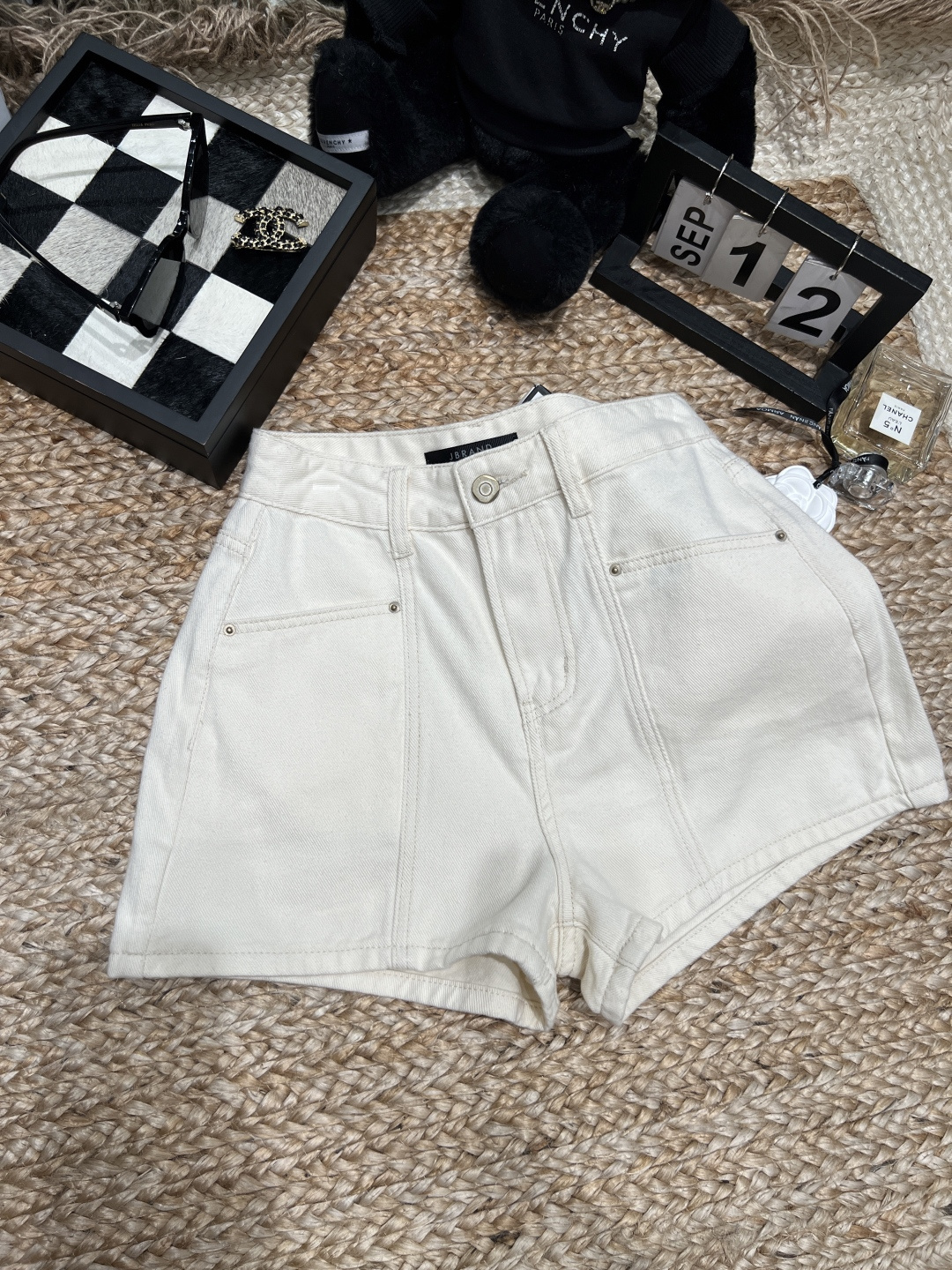 NO:877952,——JB——The 2026 SS high-waisted denim shorts adopt an A-line wide-leg design, which looks slimming and flatters the leg shape, and is friendly to pear-shaped figures!  The high waist lengthening ratio makes it easy to create long legs. The fabric is soft and breathable, making it super comfortable to wear in summer. The metal buttons + smooth zippers make it easy to put on and take off. The beige color can be worn with T-shirts, shirts, and vests. It is OK for commuting, vacationing, and daily outings!  Size S-XXL,,shorts,shirts,tees,t-shirt,19860909——JB——2026年SS高腰牛仔短裤采用A字阔腿设计,显瘦又修饰腿型,梨形身材友好！高腰拉长比例,轻松打造大长腿.面料柔软透气,夏天穿超舒服,金属纽扣+顺滑拉链,穿脱方便,米色搭配T恤、衬衫、背心都能搭,通勤、度假、日常出街都OK！码数S-XXL,,shorts,shirts,tees，t-shirt,,Women's clothing