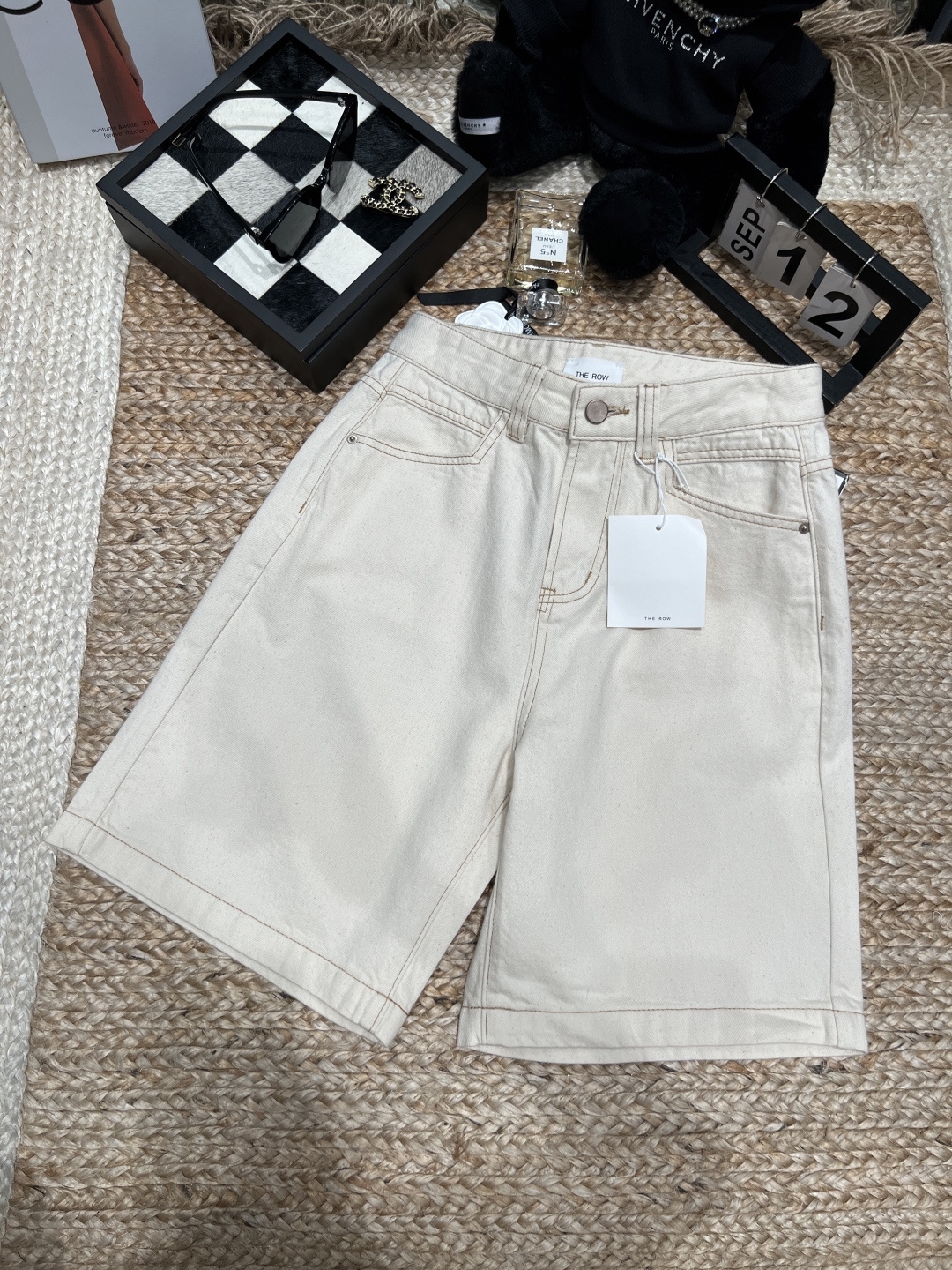 NO:877950,——The ro*——2026 SS high-waisted five-quarter jeans, made of pure cotton fabric, soft and breathable, super comfortable to wear in summer!  High waist + A-line straight version, slimming and flattering leg shape, five-quarter length to cover the flesh without stuffiness, very versatile for daily commuting and casual outings. Off-white is low-key and versatile, can be worn with T-shirts or shirts, easy to switch styles. Size S-XXL, jeans, shirts, tees, t-shirt,19860909——The ro*——2026年SS高腰五分牛仔裤,采用纯棉面料,柔软透气,夏天穿超舒服！高腰+A字直筒版型,显瘦又修饰腿型,五分长度遮肉不闷热,日常通勤、休闲出街都很百搭.米白色低调百搭,随便配T恤、衬衫都OK,轻松切换风格.码数S-XXL,,jeans,shirts,tees，t-shirt,,Women's clothing