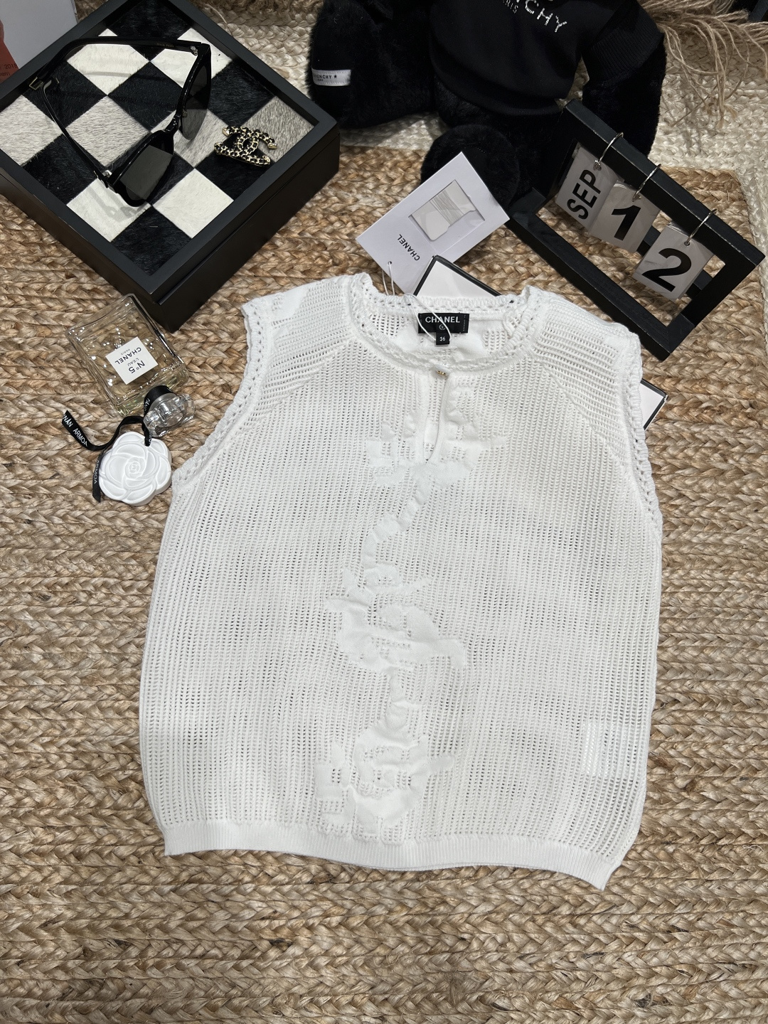NO:886332,——Chane*——2026 SS embossed hollow knitted vest ~ Silk cotton breathable mesh, breast-covering sleeveless version, slimming and hidden body, unburdened summer single product with three-dimensional jacquard texture, bid farewell to the monotonous basic lace round neck + small breast buttons, exquisite and careful pure white with cool filter, versatile with all bottoms ~ SML, Chanel-clothing, chanel, chanel, loro piana, real silk,19860909——Chane*——2026年SS浮雕镂空针织坎肩背心~真丝棉透气网眼,遮副乳无袖版型,显瘦藏肉夏日无负担单品立体提花纹理,告别单调基础款花边圆领+小排扣,精致小心机纯白带清冷滤镜,百搭所有下装~SML,香奈儿-服装,chanel,chanel,loro piana,real silk,,Women's clothing