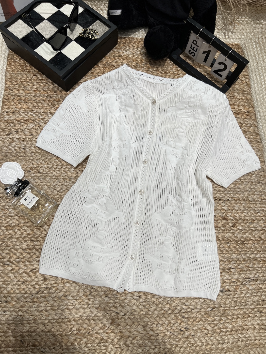 NO:886422,——Chane*——2026 SS low-key and elegant hollow knitted cardigan. The delicate jacquard texture weakens the monotony. Silk cotton transparent knitting, taking into account both beauty and practicality. It is suitable for daily workwear skirts and casual skirts. It is suitable for light and clean white, creating a lazy and noble daily feel. Gentle and unpretentious, it is suitable for commuting and outings. SML, Chanel-clothing, chanel, chanel, loro piana, skirts, real  silk,19860909——Chane*——2026年SS低调雅致镂空针织小开衫,细腻提花纹理弱化单调感真丝棉通透针织,兼顾美感与实穿性日常配工装短裙、休闲半裙都适配浅淡干净的白,营造慵懒贵气日常感 温柔又不刻意,通勤出游都适配SML,香奈儿-服装,chanel,chanel,loro piana,skirts,real silk,,Women's clothing