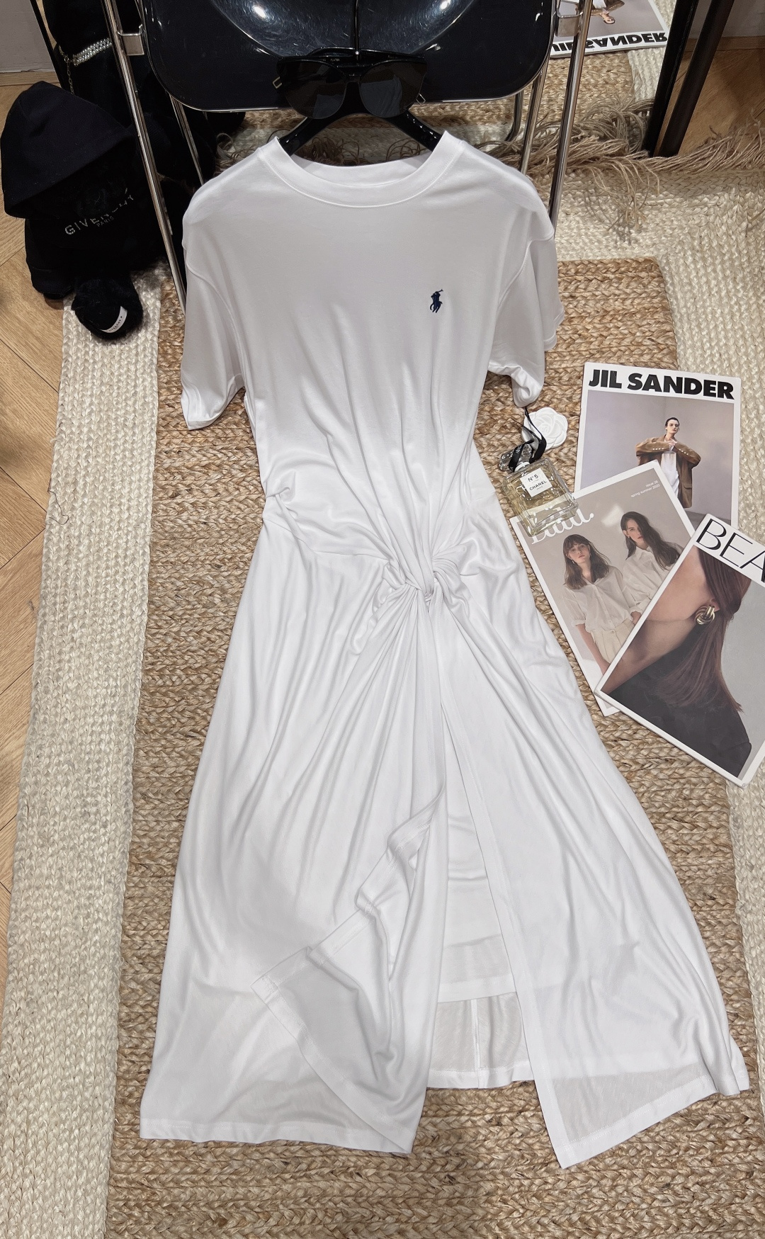 NO:877953,——Ralp* Laur*——2026 SS white twist dress, classic Polo collar + short sleeve design, and the pony embroidery on the left chest is super recognizable!  The twist at the waist modifies the waistline, the skirt has a perfect drape, and the fabric is light and breathable, making it super comfortable to wear in summer. The overall design is simple and elegant, and can be easily used for commuting, dating, and vacations. The white tone brings a fresh atmosphere and is a versatile artifact in the wardrobe. SML, loro piana, skirts, T-shirt,19860909——Ralp* Laur*——2026年SS 白色扭结连衣裙,经典Polo领+短袖设计,左胸小马刺绣超有辨识度！腰部扭结修饰腰线,裙摆垂坠感满分,面料轻薄透气,夏天穿超舒服.整体简约优雅,通勤、约会、度假都能轻松驾驭,白色调自带清新氛围,是衣橱里的百搭神器SML,,loro piana,skirts,T-shirt,,Women's clothing