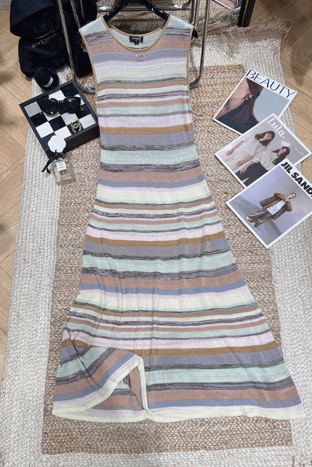 NO:886393,——Chane*——2026 spring and summer new striped knitted dress, made of Tencel cotton blend, soft and breathable, gradient stripe color, super fresh macaron color, full of holiday atmosphere. Loose straight version + irregular skirt, flattering figure and smart, practical and fashionable!  SML,Chanel-clothing,chanel,chanel,loro piana,skirts,19860909——Chane*——2026春夏新款条纹针织连衣裙,采用天丝棉混纺,柔软透气,渐变条纹配色,马卡龙色系超清新,度假氛围感拉满.宽松直筒版型+不规则裙摆,修饰身材又灵动,实用又时髦！SML,香奈儿-服装,chanel,chanel,loro piana,skirts,,Women's clothing