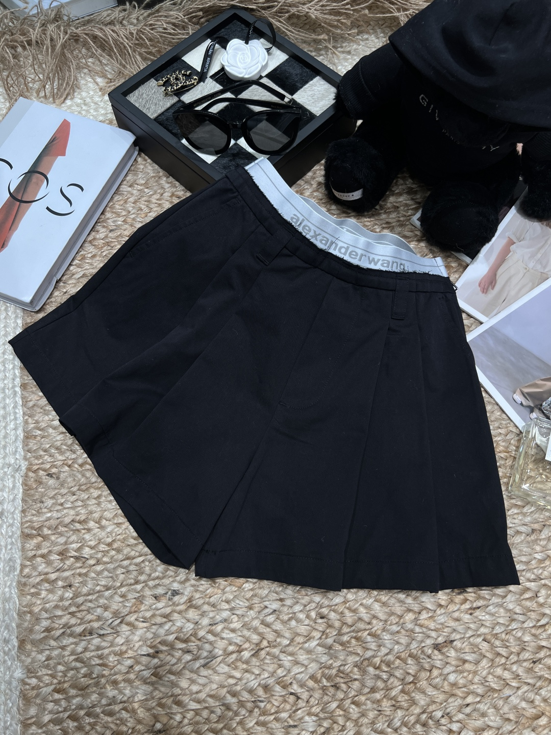 NO:878831,——Alexan*Wa*——2026 SS pleated shorts, made of high-quality cotton fabric, soft and breathable, super comfortable to wear in summer!  The high-waist design + pleated details modify the waistline and have a sense of hierarchy. The branded webbing at the waist is very recognizable and has a perfect sense of fashion!  Loose cut, free of movement, suitable for daily leisure or light sports. Paired with a simple top or shirt, you can easily get college style or urban casual style, fashionable and practical ~ SML,, shorts, shirts,19860909——Alexan*Wa*——2026年SS百褶短裤,采用高品质棉质面料,柔软又透气,夏天穿超舒服！高腰设计+百褶细节,修饰腰线还很有层次感.腰部品牌织带超有辨识度,时尚感满分！宽松剪裁,活动自如,日常休闲或轻运动都OK.搭配简约上衣或衬衫,轻松get学院风or都市休闲风,时髦又实用～SML,,shorts,shirts,,Women's clothing