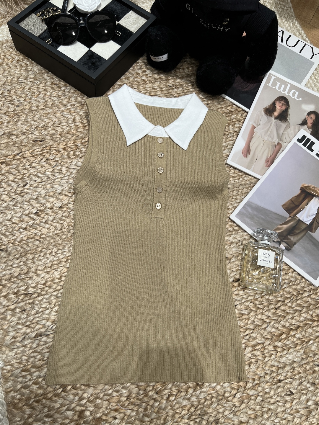 NO:886760,——Ralp*Laur*——2026 SS knitted top, with spliced ​​neckline design and front button decoration. The material looks soft and comfortable, and can be matched with various shoes and accessories to show different styles SML,, loro piana,19860909——Ralp*Laur*——2026年SS针织上衣,采用拼接领口设计,前排纽扣装饰.材质看起来柔软舒适,可以搭配各种鞋子和配饰,展现不同的风格SML,,loro piana,,Women's clothing