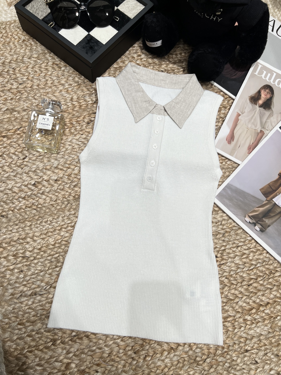 NO:884003,——Ralp*Laur*——2026 SS knitted top, with spliced ​​neckline design and front button decoration. The material looks soft and comfortable, and can be matched with various shoes and accessories to show different styles. SML, women's clothing, loro piana,19860909——Ralp*Laur*——2026年SS针织上衣,采用拼接领口设计,前排纽扣装饰.材质看起来柔软舒适,可以搭配各种鞋子和配饰,展现不同的风格SML,女装,loro piana,,Women's clothing