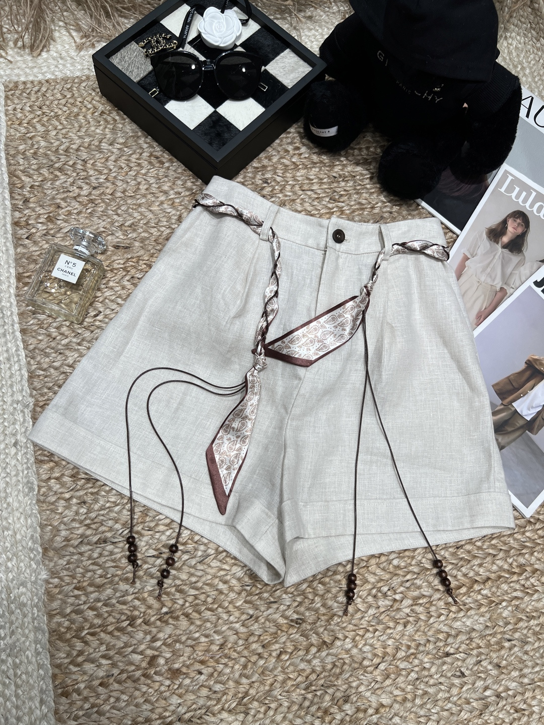 NO:883972,—— Ral* Laur*——2026 SS linen shorts, high-waisted design + ribbon decoration, exquisite and design. The linen material is moisture-absorbent and breathable, and it is not stuffy in hot weather. The ribbon can be adjusted freely, making the outfit more flexible ~ The overall style is relaxed and advanced, a must-have for simple and fashionable girls!  SML,women's clothing,loro piana,shorts,19860909—— Ral* Laur*——2026年SS亚麻短裤,高腰设计+丝带装饰,精致又有设计感.亚麻材质吸湿透气,炎热天气也不闷,丝带还能自由调整,穿搭更灵活～整体风格松弛又高级,简约时尚女生必入！SML,女装,loro piana,shorts,,Women's clothing