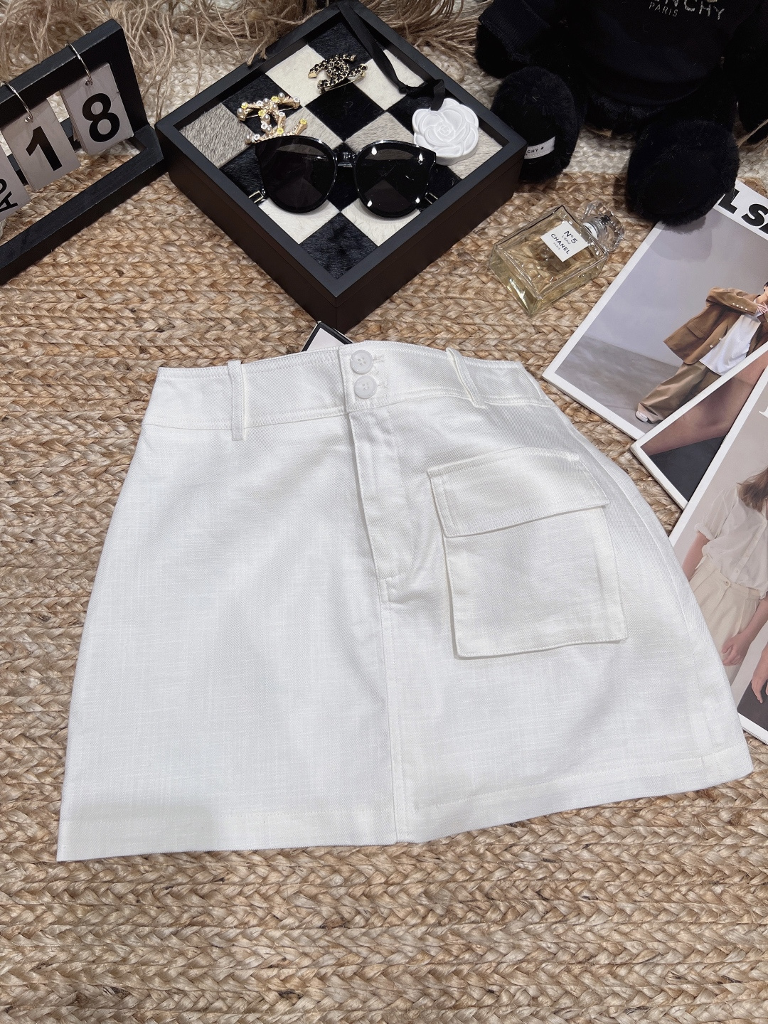 NO:884013,——Ral*Laur*——2026 SS workwear style A-line trouser skirt made of lyocell linen fabric, breathable and comfortable double-button high-waist design, quietly high waistline, large side pockets are the finishing touch, micro-A version to hide the crotch and slimming, friendly to all body types, commuting/casual casual wear, white/khaki two-tone, close your eyes and enter SML, women's clothing, loro piana, skirts,19860909——Ral*Laur*——2026年SS工装风A字裤裙莱赛尔亚麻面料,透气舒适双扣高腰设计 ,悄悄拉高腰线侧边大口袋是点睛小细节微A版型藏胯显瘦 ,对各种身材都友好通勤/休闲随便搭 白/卡其双色闭眼入SML,女装,loro piana,skirts,,Women's clothing