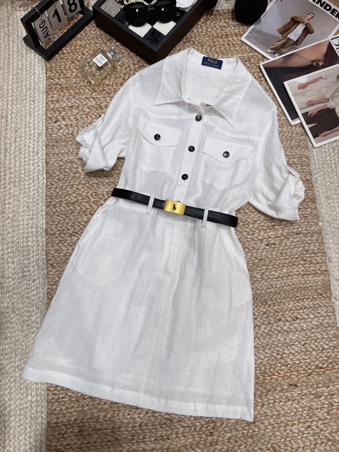 NO:883961,——Ralp*Laur*——2026 SS linen dress, breathable and comfortable, perfect for summer!  Workwear-style design + lapels, symmetrical pockets, black buttons, simple and detailed. The mid-length and loose version, with an adjustable black belt, can easily modify the body proportions. The natural texture of linen and low saturated color can be easily controlled for commuting, dating and daily life. It is casual and high-end. A must-have for girls with minimalist style!  SML,women's clothing,loro piana,skirts,19860909——Ralp*Laur*——2026年SS亚麻连衣裙,透气又舒适,夏天穿超合适！工装风设计+翻领、对称口袋、黑色纽扣,简约又有细节感.中长款宽松版型,黑色腰带可调节,轻松修饰身材比例.亚麻天然肌理,低饱和色调,通勤、约会、日常都能轻松驾驭,随性又高级,极简风女孩必入！SML,女装,loro piana,skirts,,Women's clothing