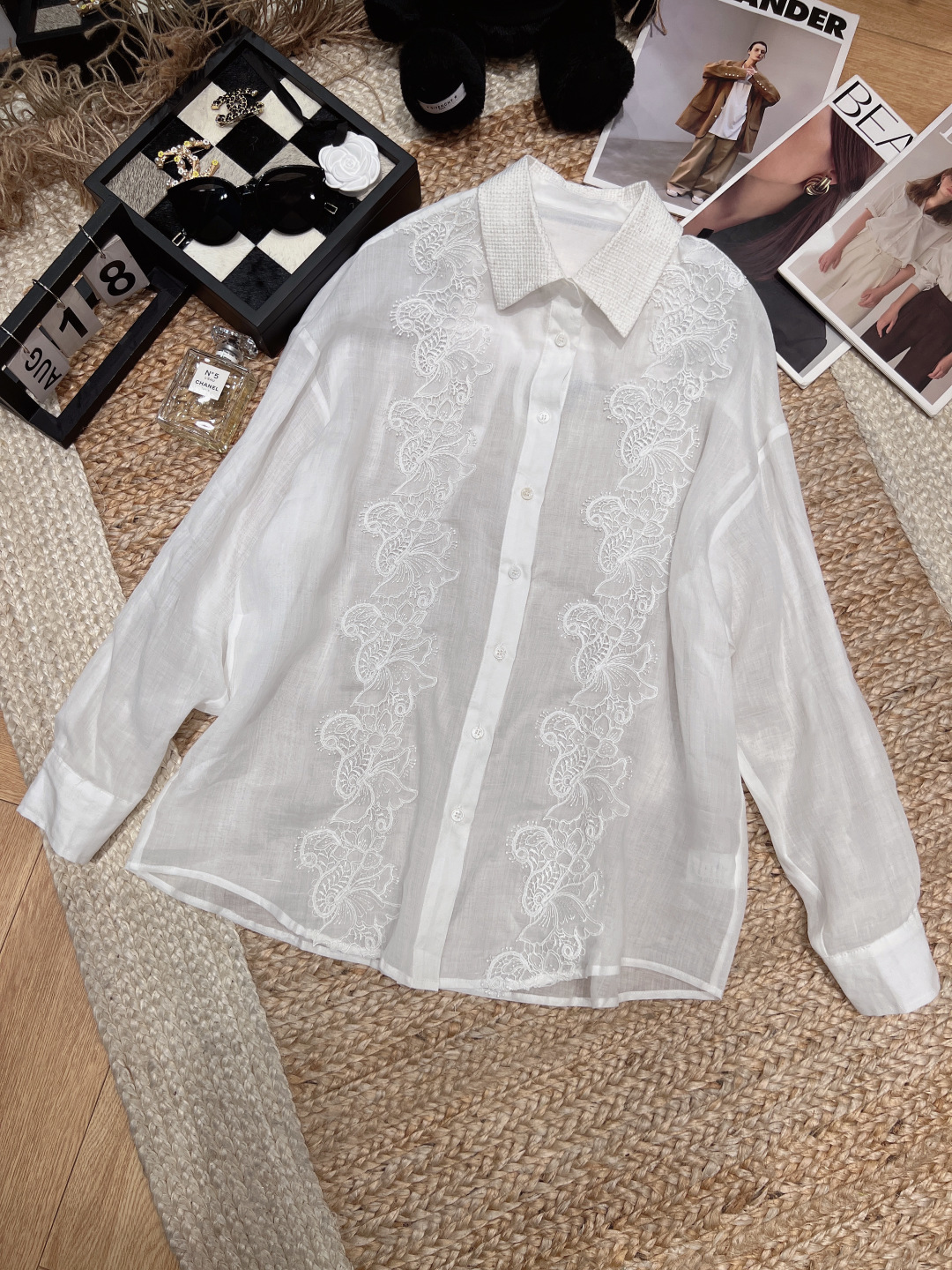 NO:886342,——Chane*——The 2026 SS French retro shirt adopts French design and is made of ramie. It is breathable and comfortable, and is perfect for spring and summer!  The body has three-dimensional relief embroidery, the vine and flower patterns are exquisite and elegant, and the details are perfect. The loose fit is not flattering on your figure, and can be easily used for commuting and vacationing. Ramie has its own texture, breathable and durable. Pair it with jeans or a skirt, and you can easily get the French lazy atmosphere!  SML,Chanel-clothing,chanel,chanel,loro piana,skirts,jeans,shirts,19860909——Chane*——2026年SS法式复古衬衫采用法式设计,苎麻材质,透气又舒适,春夏穿超合适！衣身有立体浮雕刺绣,藤蔓花卉图案精致优雅,细节满分.宽松版型不挑身材,通勤、度假都能轻松驾驭.苎麻自带肌理感,透气又耐穿,搭配牛仔裤或半裙,法式慵懒氛围感轻松get！SML,香奈儿-服装,chanel,chanel,loro piana,skirts,jeans,shirts,,Women's clothing