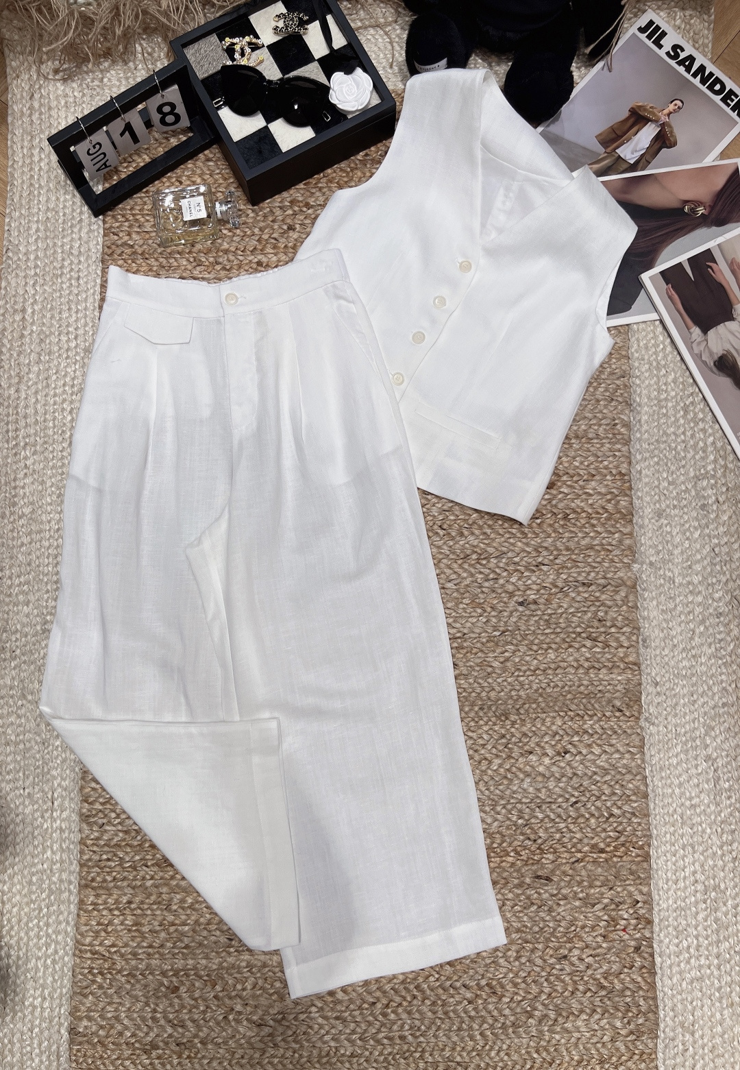 NO:886678,——Ral* Laur*——2026 SS linen suit, lyocell linen fabric, breathable and skin-friendly, super comfortable to wear in summer!  High waist + loose silhouette. Can be worn for commuting, leisure, and vacation. Linen has natural wrinkles, casual and lazy, minimalist style girl is a must-have!  SML,,19860909——Ral* Laur*——2026年SS亚麻套装,莱赛尔亚麻面料,透气亲肤,夏天穿超舒服！高腰+宽松廓形.通勤、休闲、度假都能穿,亚麻自带自然褶皱,随性慵懒,极简风女孩必入！SML,,,Women's clothing