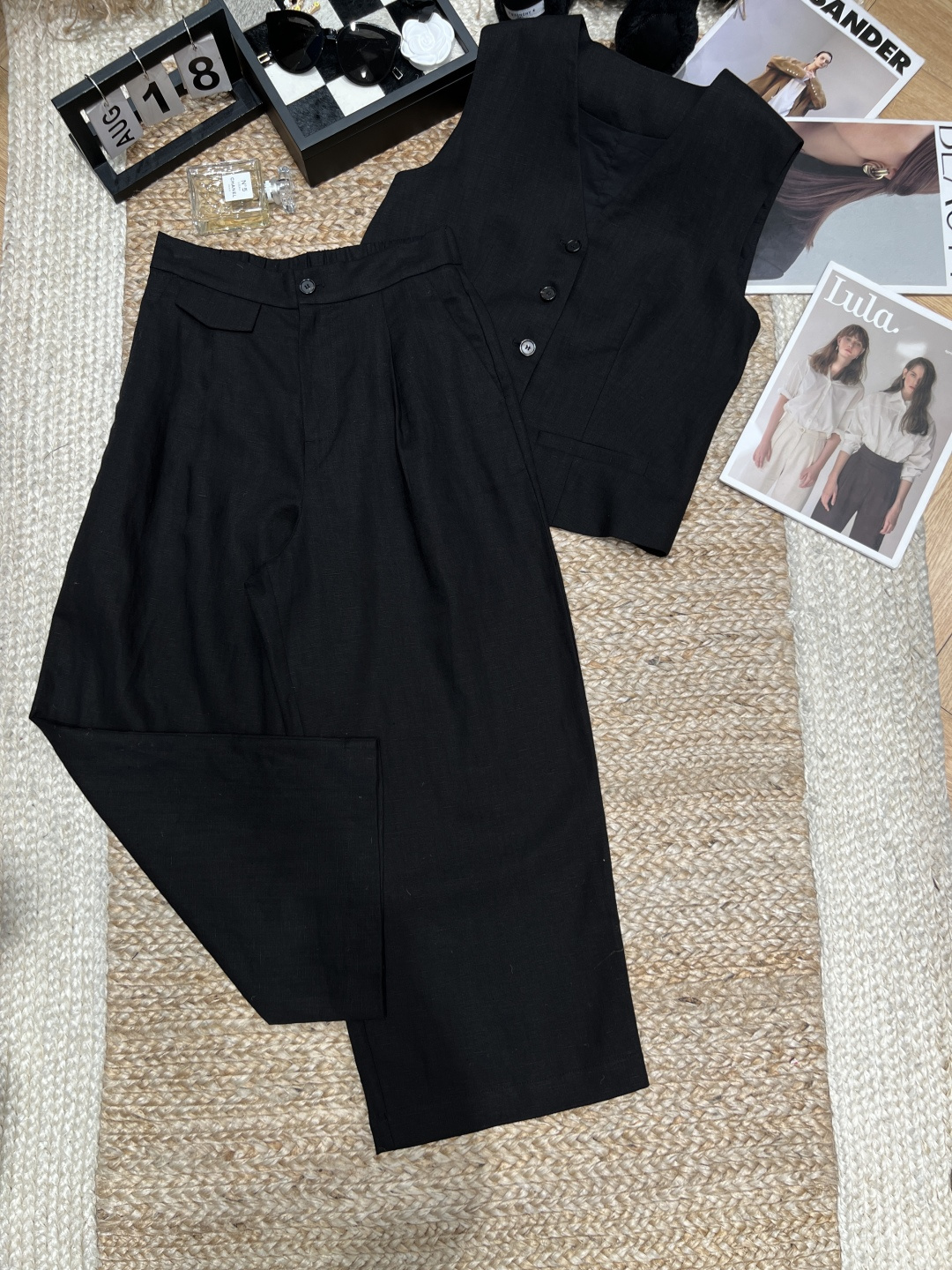 NO:884056,——Ral* Laur*——2026 SS linen suit, lyocell linen fabric, breathable and skin-friendly, super comfortable to wear in summer!  High waist + loose silhouette. Can be worn for commuting, leisure, and vacation. Linen has natural wrinkles, casual and lazy, minimalist style girl is a must-have!  SML,women's clothing,loro piana,19860909——Ral* Laur*——2026年SS亚麻套装,莱赛尔亚麻面料,透气亲肤,夏天穿超舒服！高腰+宽松廓形.通勤、休闲、度假都能穿,亚麻自带自然褶皱,随性慵懒,极简风女孩必入！SML,女装,loro piana,,Women's clothing