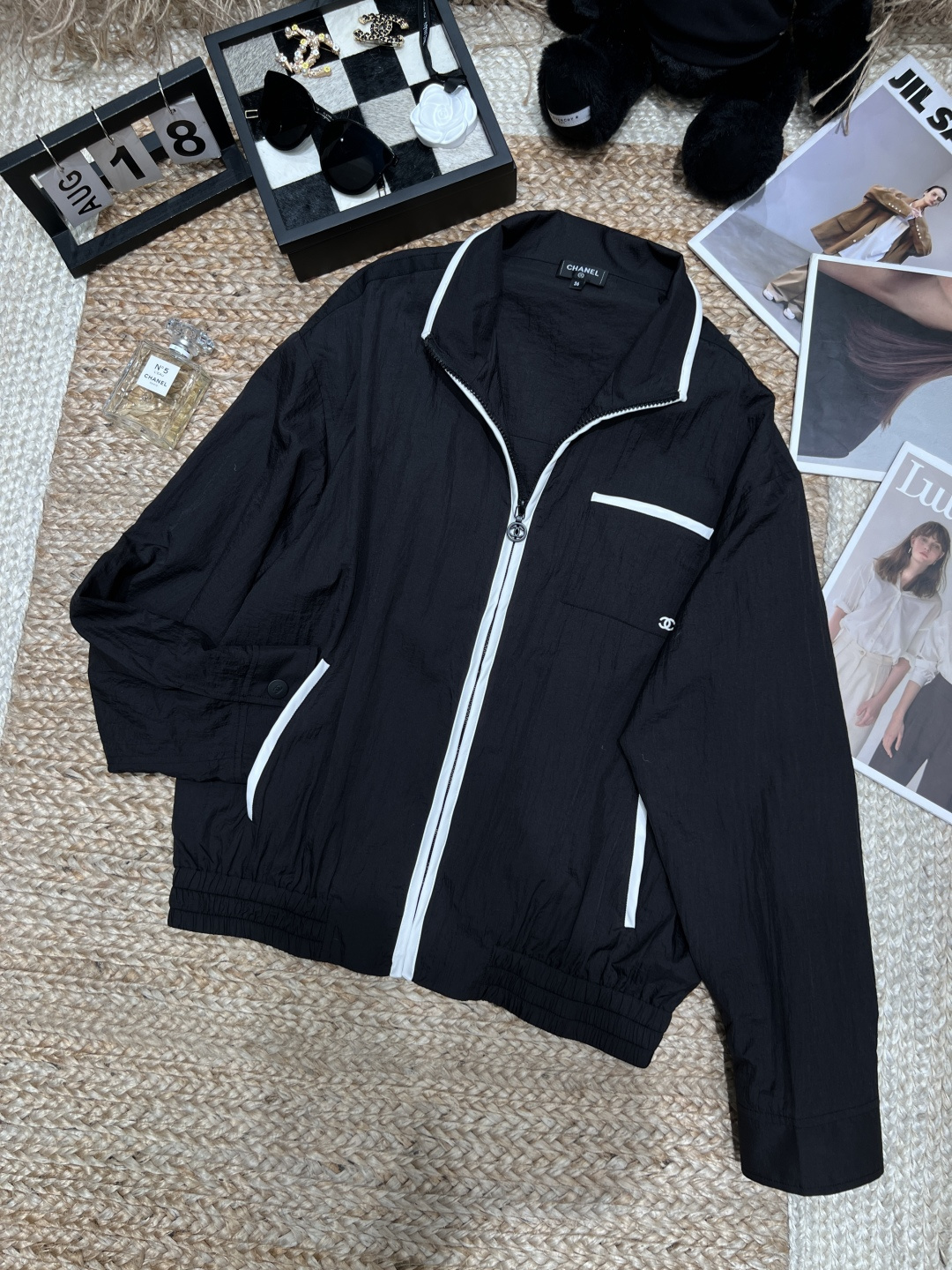 NO:884044,——Chane*——2026 SSCoco Beach series black and white contrasting sun protection jacket, light and thin pleated fabric, comfortable and breathable, perfect for sun protection in summer!  The stand-up collar + white hemming is simple and detailed. The small double C embroidery on the chest is low-key and exquisite. The loose version is super friendly to the figure and can be easily used for daily commuting and vacation. Paired with jeans or shorts, you can easily get a high-end casual style, fashionable and practical!  SML,Chanel-clothing,chanel,chanel,loro piana,shorts,jeans,jackets & coats,19860909——Chane*——2026年SSCoco Beach系列黑白撞色防晒外套,轻薄褶皱面料,穿着舒适透气,夏天防晒超适合！立领+白色包边,简约又有细节感.胸前小双C刺绣低调精致,宽松版型对身材超友好,日常通勤、度假都能轻松驾驭.搭配牛仔裤或短裤,轻松get高级休闲风,时髦又实用！SML,香奈儿-服装,chanel,chanel,loro piana,shorts,jeans,jackets & coats,,Women's clothing