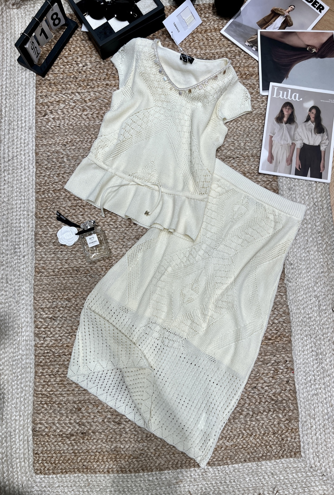 NO:892314,Tops and skirts 2026 spring and summer new hollow knitted suit, the geometric hollow texture is super design. The ruffled hem of the top is soft and layered, and the skirt is slim-cut and outlines the body lines. It is super comfortable to wear in spring and summer!  It can be easily controlled for daily commuting and leisure, and you can grasp the fresh and elegant temperament~SML~,,skirts,19860909上衣 半裙 2026春夏新款镂空针织套装,几何镂空纹理超有设计感.上衣荷叶边下摆,柔美又显层次,半裙修身剪裁,勾勒身形线条,春夏穿超舒服！日常通勤、休闲都能轻松驾驭,清新优雅气质拿捏住啦～SML～,,skirts,,Women's clothing