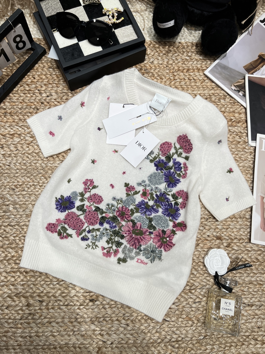 NO:884033,——Dio*——2026 SS milky white knitted fabric, soft and comfortable, perfect for spring and summer!  Purple and pink floral embroidery on the front, with exquisite details and full of artistic sense. The short-sleeved design is simple and elegant, and it is elegant when paired with skirts or trousers, easily creating a fresh temperament. It can be worn for daily commuting and leisure, practical and fashionable, and is the continuation of D's classic style. SML, Dior-clothing, dior, dior, loro piana, skirts, T-shirt,19860909——Dio*——2026年SS奶白色针织面料,柔软舒适,春夏穿超合适！正面紫粉花卉刺绣,细节精致,艺术感满满.短袖设计简约大方,搭配半裙或长裤都很优雅,轻松打造清新气质.日常通勤、休闲都能穿,实用又时髦,是D经典风格的延续SML,迪奥-服装,dior,dior,loro piana,skirts,T-shirt,,Women's clothing