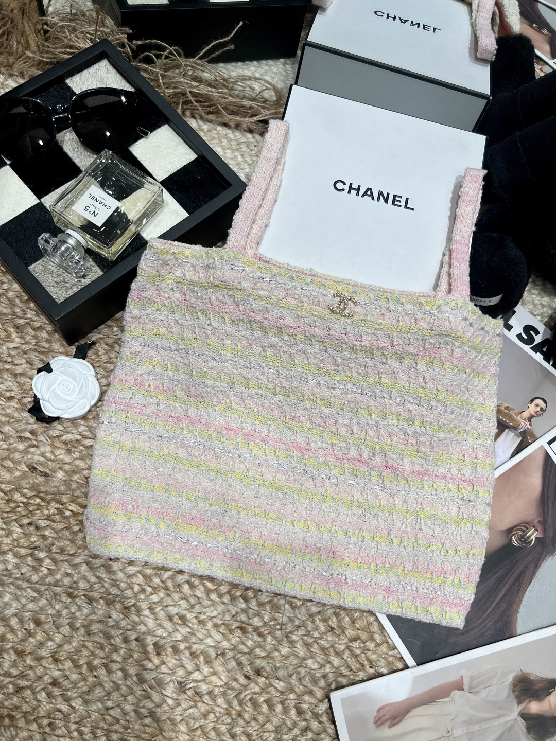 NO:892338,——Chane*——2026 spring and summer new color tweed vest, pink, yellow and gray striped design has a spring and summer atmosphere!  Classic tweed material + metal double C logo, perfect brand recognition SML,,chanel,19860909——Chane*——2026春夏新款彩色粗花呢背心,粉黄灰条纹设计超有春夏氛围感！经典粗花呢材质+金属双C标志,品牌辨识度满分SML,,chanel,,Women's clothing