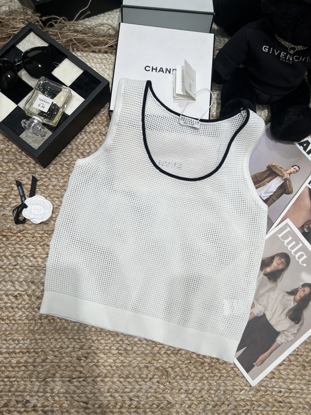 NO:886364,——BC——2026 spring and summer new hollow knitted vest, made of pure cotton, breathable and comfortable, black contrasting U-neck, simple and detailed. Waffle hollow weaving method, aperture about 2mm, breathable and flesh-proof, thread tightened hem, more stable version. SML, women's clothing, loro piana,19860909——BC——2026春夏新款镂空针织背心,采用纯棉,透气又舒适,黑色撞色U领,简约又有细节感.华夫格镂空织法,孔径约2mm,透气不透肉,螺纹收紧下摆,版型更稳.SML,女装,loro piana,,Women's clothing