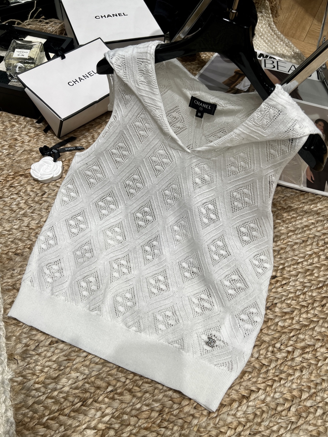 NO:892311,——Chane*——2026 SS versatile knitted vest in summer ~ Diamond hollow texture, light and breathable, not stuffy, age-reducing shawl and ribbon, niche style, looks good with short skirts and jeans, a must-have item in the wardrobe SML, chanel, skirts, jeans, shawls,19860909——Chane*——2026年SS夏日百搭神款针织小背心～菱格镂空肌理,轻薄透气不闷热减龄披肩飘带,小众不撞款,搭短裙、牛仔裤都好看,衣橱刚需单品SML,,chanel,skirts,jeans,shawls,,Women's clothing