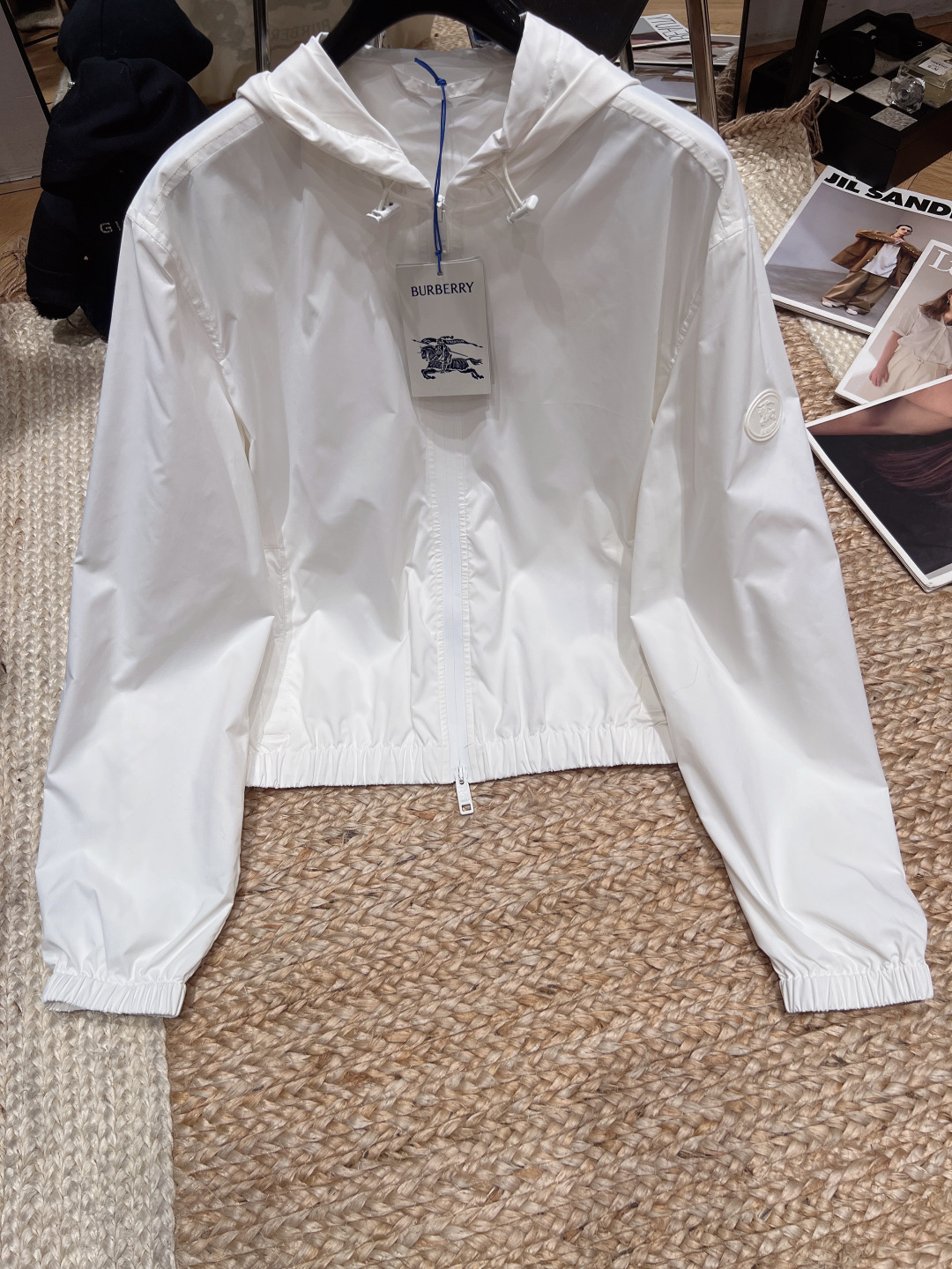 NO:889750,——Burber*——2026 SS embroidered jacket, light fabric is perfect for spring and summer!  Exquisite embroidery on the back + brand badge on the cuffs, perfect for recognition. The hooded design is practical and fashionable, and can be easily used for daily commuting and outdoor use. The cut is loose, comfortable and versatile, and it looks stylish with casual pants or sneakers ~ SML,, burberry, sneakers, jackets & coats, hats,19860909——Burber*——2026年SS刺绣外套,轻薄面料超适合春夏穿！背面精致刺绣+袖口品牌徽章,辨识度满分.连帽设计实用又时髦,日常通勤、户外都能轻松驾驭.剪裁宽松,舒适又百搭,随便配休闲裤or运动鞋都很有型～SML,,burberry,sneakers,jackets & coats,hats,,Women's clothing