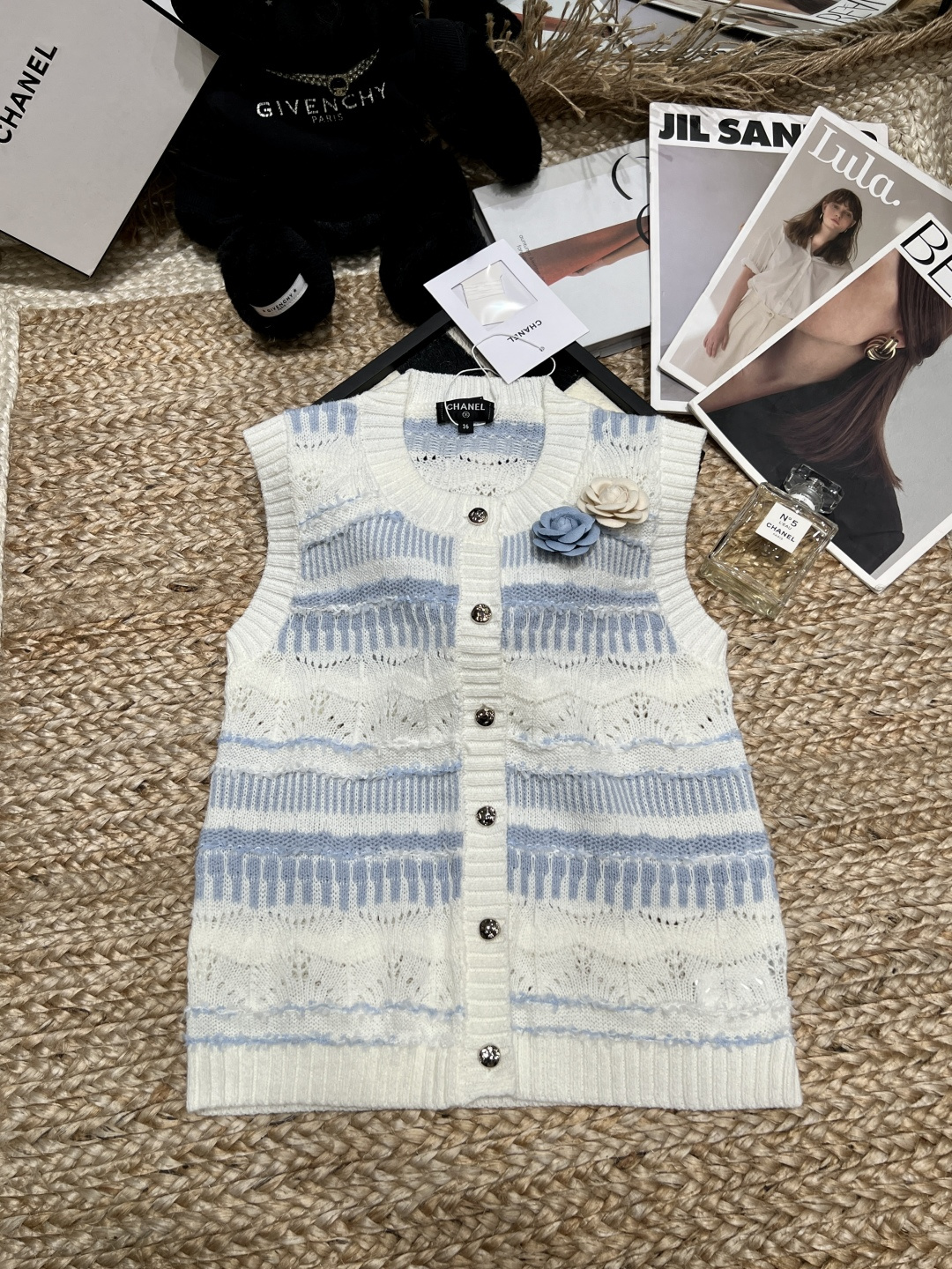 NO:892684,——chane*——The 2026 spring and summer new knitted vest has a classic small fragrance design, blue and white stripes + hollow knitting, full of fresh and elegant temperament. Sleeveless round neck + metal buttons, super easy to put on and take off, and the three-dimensional flowers on the chest have a super layered French retro atmosphere!  ,,chanel,19860909——chane*——2026春夏新款针织马甲经典小香风设计,蓝白条纹+镂空针织,清新优雅气质满分.无袖圆领+金属纽扣,穿脱超方便,胸前立体花朵超有层次感法式复古氛围感拉满！,,chanel,,Women's clothing