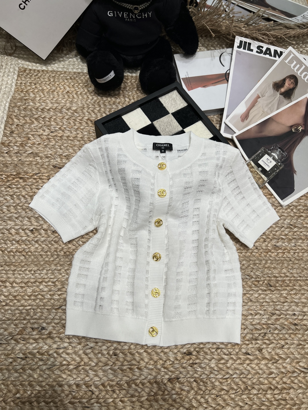 NO:892674,——CHANE*——-The new 2026 spring and summer hollow knitted cardigan adopts an exquisite cable hollow design, which is light and breathable, making it super comfortable to wear in spring and summer!  Round neck + gold double C buttons, low-key and luxurious,,chanel,19860909——CHANE*——-2026春夏新款镂空针织开衫采用精致绞花镂空设计,轻薄透气,春夏穿超舒服！圆领+金色双C纽扣,低调又奢华,,chanel,,Women's clothing