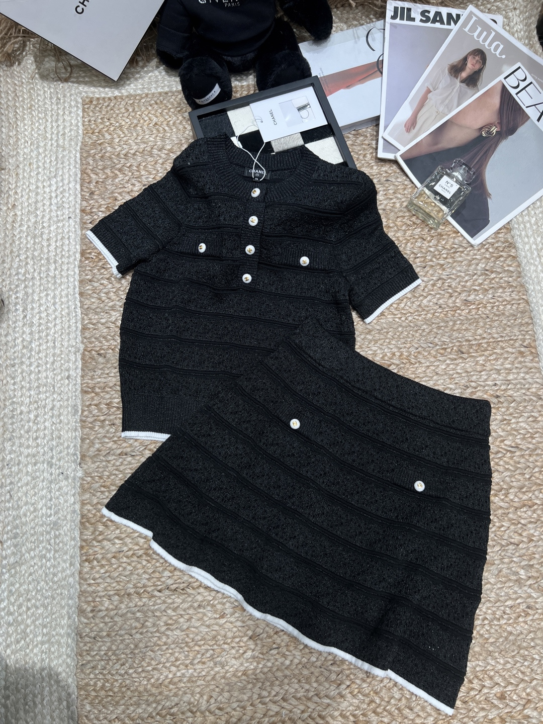 NO:892679,Top, Skirt - Chane* - 2026 Spring and Summer New Knitted Suit Self-Portrait, this black knitted suit, with white piping + metal buttons embellishment, is simple and detailed. The pleated design of the skirt is elegant and retro, perfect for sisters who like a sense of luxury!  Tops and skirts 260,,chanel,skirts,19860909上衣 半裙 ——Chane*——2026春夏新款针织套装Self-Portrait这套黑色针织套装,白色滚边+金属纽扣点缀,简约又有细节感.半身裙褶皱设计,优雅复古,超适合喜欢高级感的姐妹们！上衣半裙260,,chanel,skirts,,Women's clothing