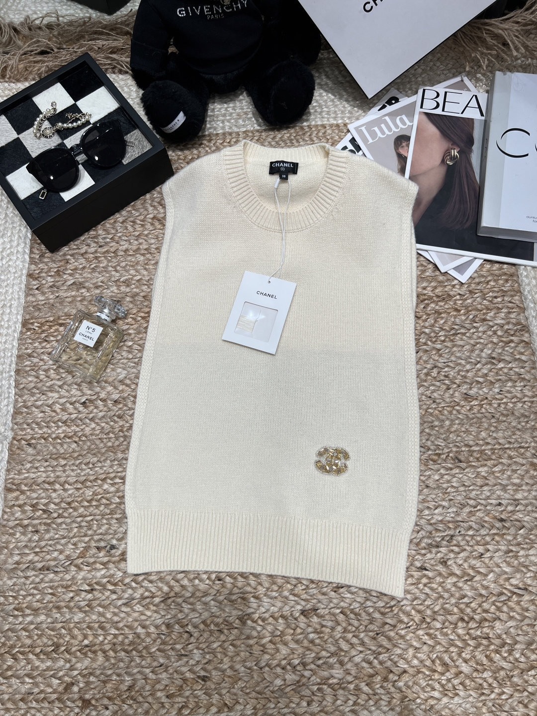 NO:931321,——Chane*——The new 2026 autumn and winter knitted vest, V-neck design modifies the neck line, layered with a white shirt gives a full college feel!  The metal decoration is super detailed. The wool fabric is soft and skin-friendly, and the size is SML, chanel, shirts,19860909——Chane*——2026秋冬新款针织马甲背心,V领设计修饰颈部线条,叠穿白衬衫学院感满满！金属装饰超有细节感.羊毛面料柔软亲肤,码数SML,,chanel,shirts,,Women's clothing