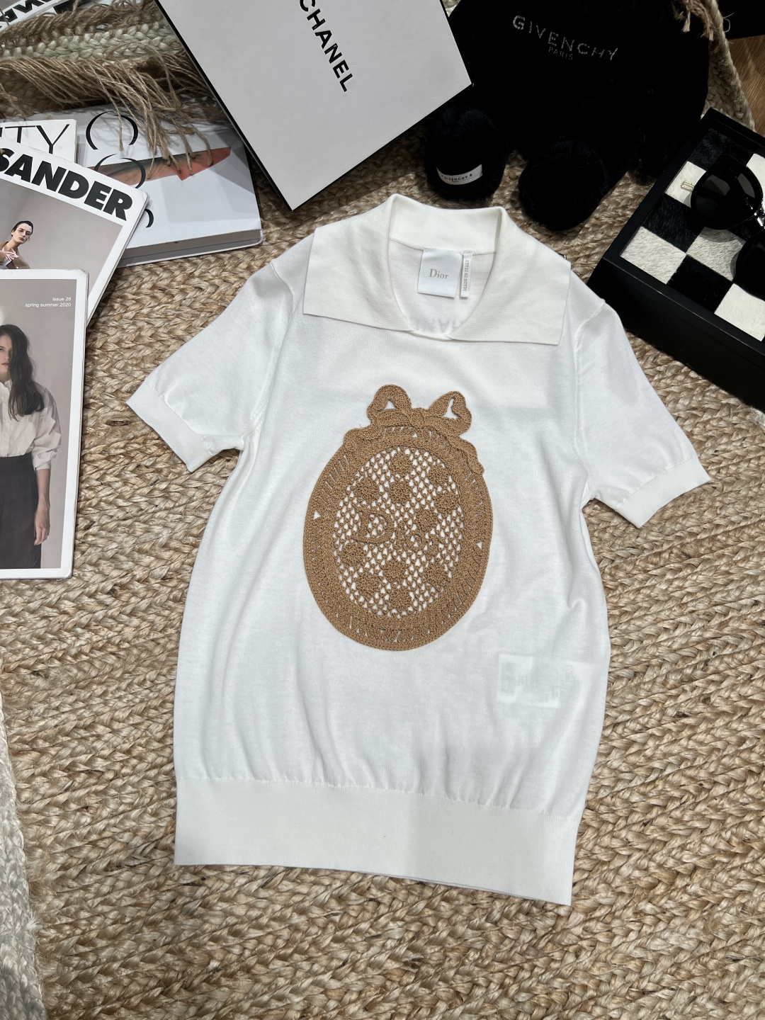 NO:910645,——Dio*——2026 SSD hollow embroidered Polo sweater, milky white and delicate ice silk knitting, large lapel with a retro atmosphere. Caramel lace badge embroidery + bow details on the chest, heavy industry and noble. Short sleeves are light and breathable, suitable for spring and summer solo wear, early autumn and early autumn. Low-key and not exaggerated, commuting/dating can be elegant with one click.  A simple piece that gives a relaxed and high-end feel SML, dior, dior, T-shirt,19860909——Dio*——2026年SSD家镂空刺绣Polo针织衫,奶白细腻冰丝针织,大翻领自带复古氛围感 胸口焦糖蕾丝徽章刺绣+蝴蝶结细节,重工又显贵 短袖轻薄透气,春夏单穿、早秋内搭都适配 低调不浮夸,通勤/约会一键拿捏优雅千金感 简简单单一件,穿出松弛高级感SML,,dior,dior,T-shirt,,Women's clothing