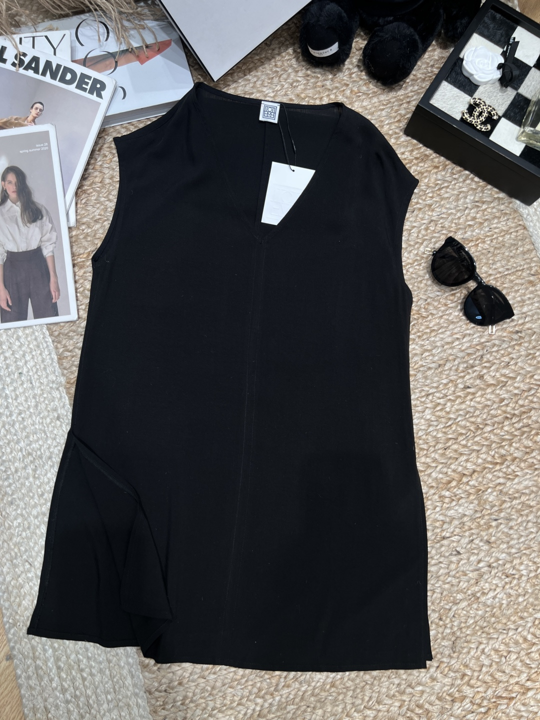 NO:910621,——TOTEM*——2026 SS minimalist V-neck sleeveless long top ~ The neat deep V modifies the clavicle line, and it has a cool and high-end feel. It is made of light and breathable fabric. It is not boring at all in the summer. The side slits + lengthen the length. It covers the crotch and hides the flesh. It is super friendly and cool to wear alone. It is suitable for effortless commuting with knitting inside or a suit outside. It is black and white with closed eyes and stores SML,, business suit,19860909——TOTEM*——2026年SS极简本命V领无袖长款上衣～利落深V修饰锁骨线条,自带清冷高级感微透轻薄透气面料,夏天穿完全不闷侧边开叉+加长衣长,遮胯藏肉超友好单穿清冷知性,内搭针织、外搭西装都适配不费力的松弛通勤感,黑白两色闭眼囤SML,,business suit,,Women's clothing