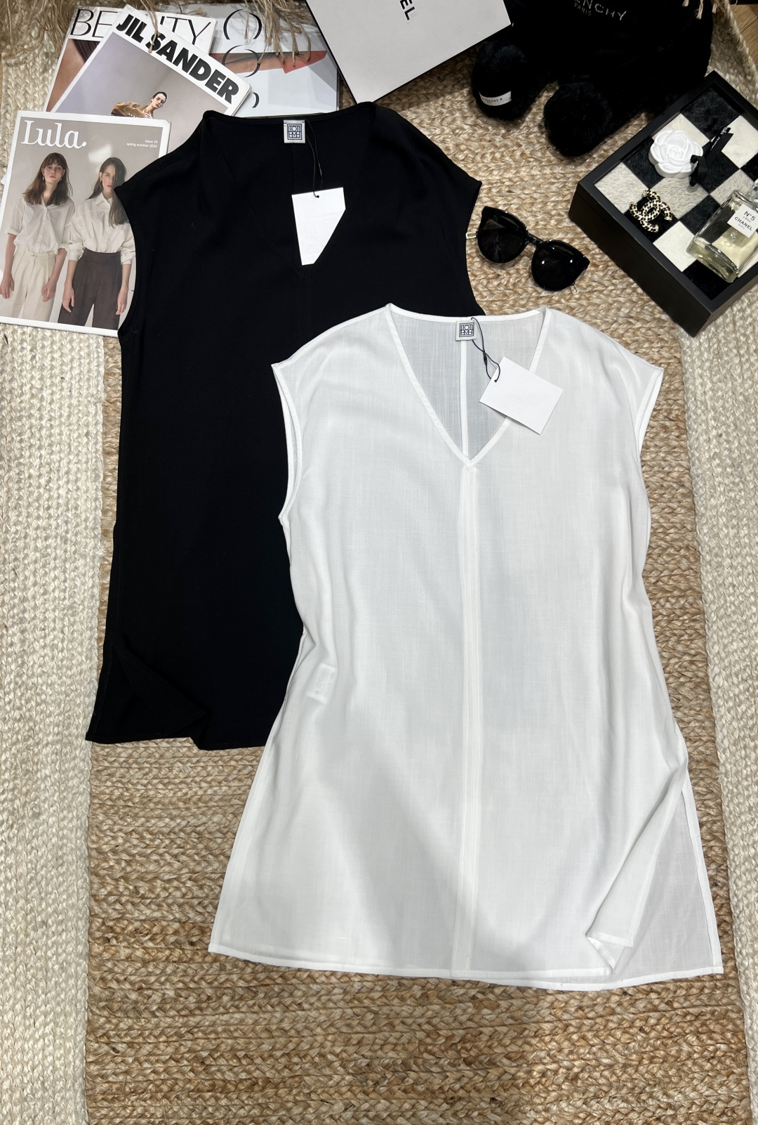 NO:910634,——TOTEM*——2026 SS minimalist V-neck sleeveless long top ~ The neat deep V modifies the clavicle line, and it has a cool and high-end feel. It is made of light and breathable fabric. It is not boring at all in the summer. The side slits + lengthen the length. It covers the crotch and hides the flesh. It is super friendly and cool to wear alone. It is suitable for effortless commuting with knitting inside or a suit outside. It is black and white with closed eyes and stores SML,, business suit,19860909——TOTEM*——2026年SS极简本命V领无袖长款上衣～利落深V修饰锁骨线条,自带清冷高级感微透轻薄透气面料,夏天穿完全不闷侧边开叉+加长衣长,遮胯藏肉超友好单穿清冷知性,内搭针织、外搭西装都适配不费力的松弛通勤感,黑白两色闭眼囤SML,,business suit,,Women's clothing