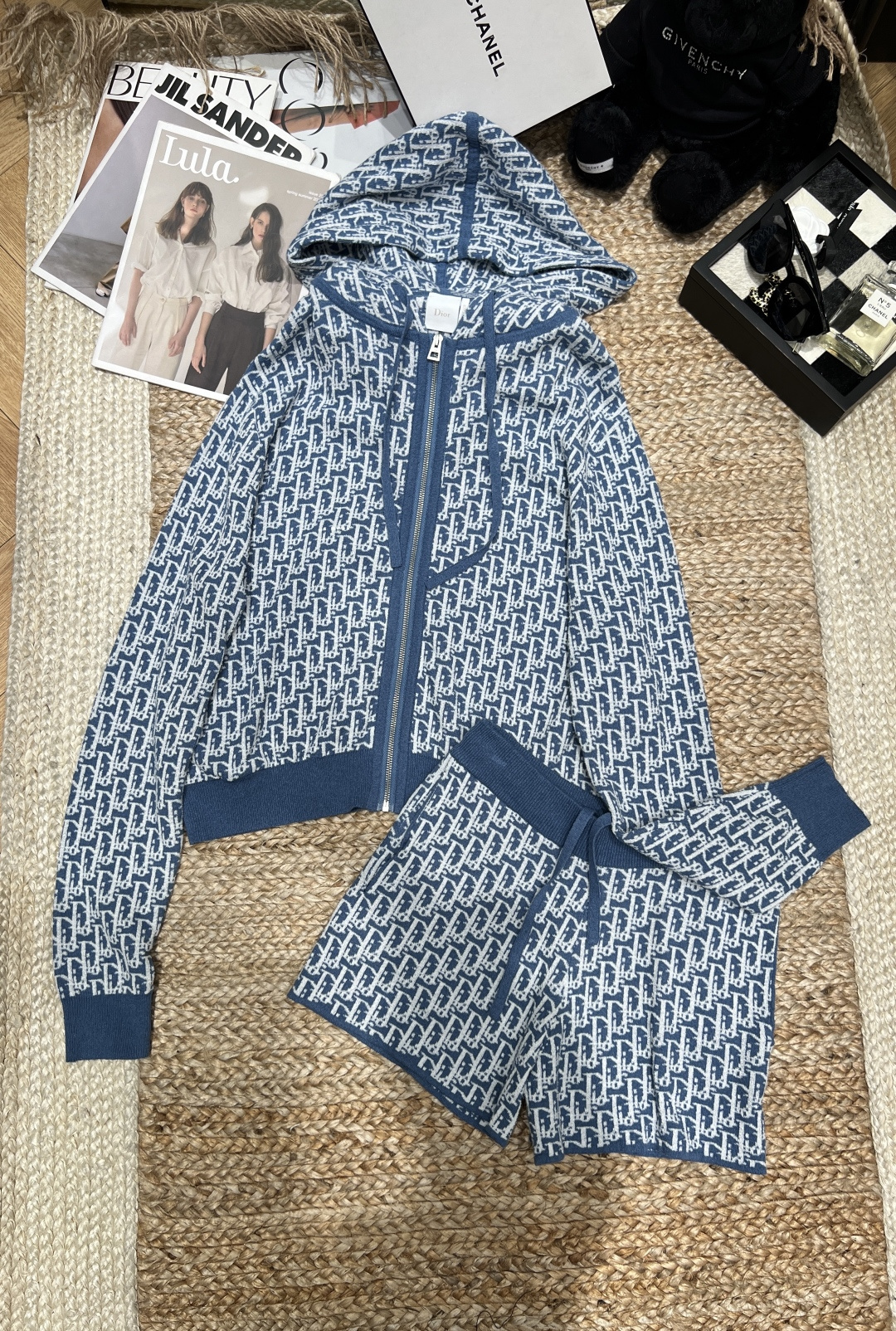 NO:934426,——Dio*——2026 new autumn and winter knitted suit hooded zipper jacket + shorts of the same style, classic blue and white presbyopic pattern, highly recognizable. High-quality knitted fabric, soft and comfortable, very suitable for autumn and winter. Jacket hooded zipper design, shorts drawstring waist, casual and practical, Oblique presbyopic elements, full of brand sense, is one of Dior's popular items. Size SML, dior, shorts, jackets & coats, hats,19860909——Dio*——2026秋冬新款针织套装连帽拉链外套+同款短裤,经典蓝白老花图案,辨识度超高.高品质针织面料,柔软舒适,秋冬穿超合适.外套连帽拉链设计,短裤抽绳腰部,休闲又实用,Oblique老花元素,品牌感满满,是Dior热门单品之一.码数SML,,dior,shorts,jackets & coats,hats,,Women's clothing