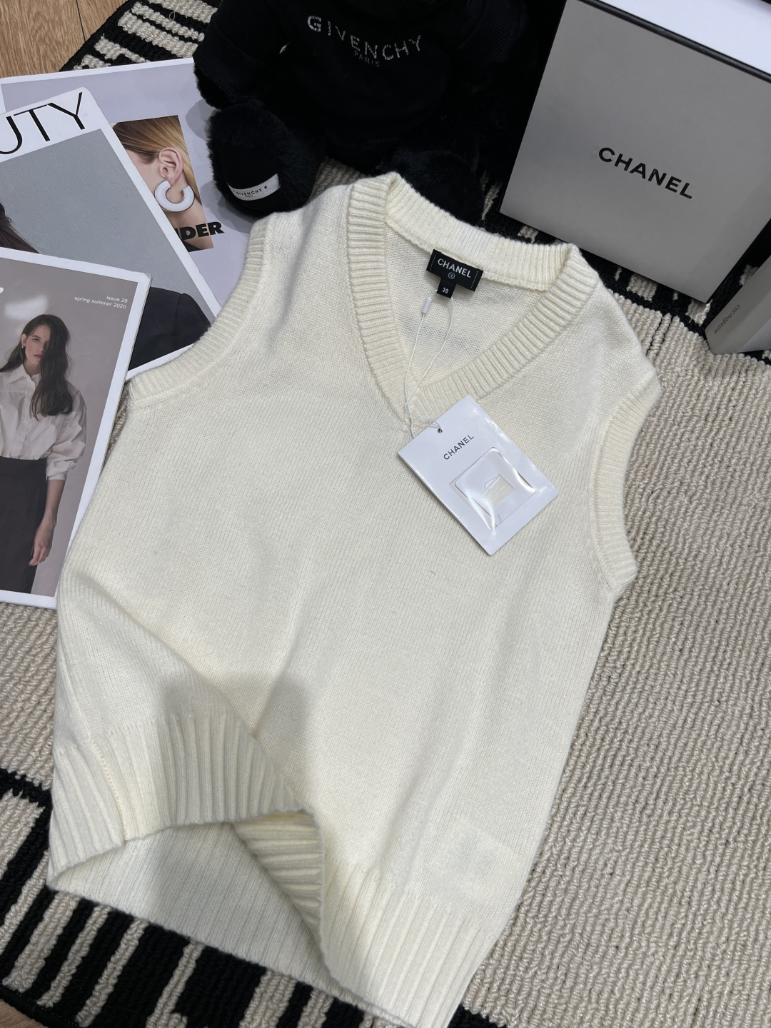 NO:931333,——chane*——The 2026 new autumn and winter wool knitted vest fabric is soft, elastic and breathable. The V-neck design modifies the neck line and is versatile when worn alone or layered. The double C Logo on the back is low-key and recognizable. Size SML,,chanel,19860909——chane*——2026秋冬新款羊毛针织背心面料柔软弹性好又透气,V领设计修饰颈部线条,叠穿单穿都很百搭 背部双C Logo低调有辨识度.码数SML,,chanel,,Women's clothing