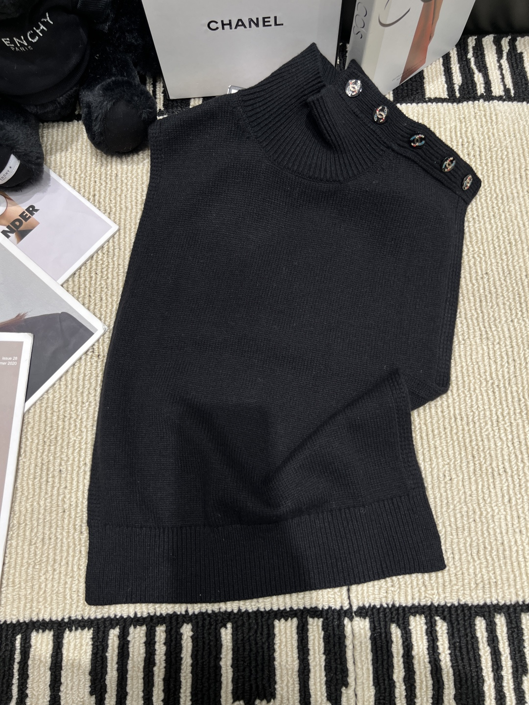 NO:929415,——chane*——The new 2026 autumn and winter wool knitted waistcoat adopts a high collar design and is embellished with double C metal buttons on the shoulders. It is simple and detailed. The wool fabric is soft and comfortable, perfect for layering in autumn and winter!  Code number SML,,chanel,19860909——chane*——2026秋冬新款羊毛针织坎肩采用高领设计,肩部双C金属纽扣点缀,简约又有细节感.羊毛面料柔软舒适,秋冬叠穿超合适！码数SML,,chanel,,Women's clothing