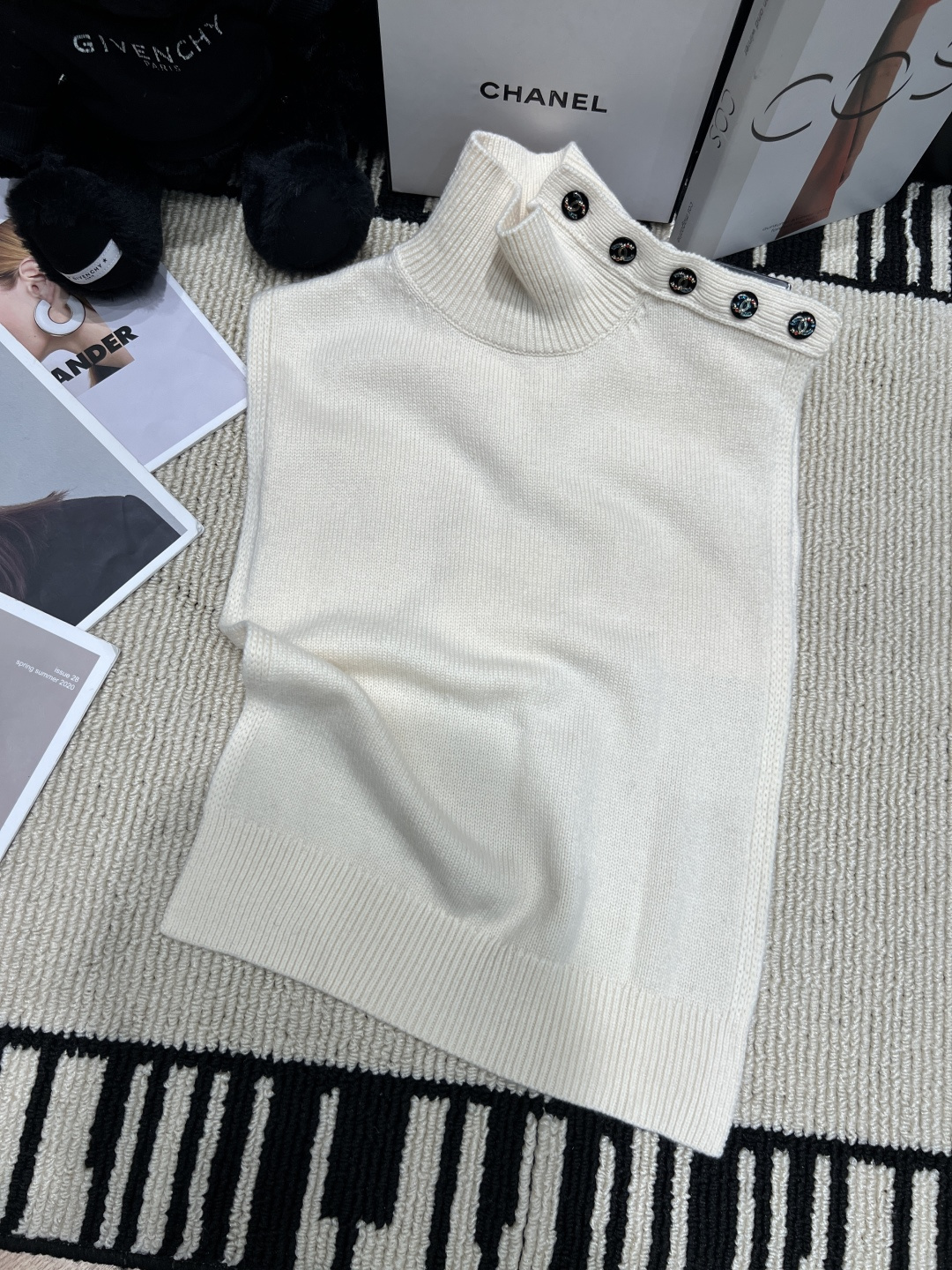 NO:932291,——chane*——The new 2026 autumn and winter wool knitted waistcoat adopts a high collar design and is embellished with double C metal buttons on the shoulders. It is simple and detailed. The wool fabric is soft and comfortable, perfect for layering in autumn and winter!  Size SML, Chanel-clothing, chanel, chanel, loro piana,19860909——chane*——2026秋冬新款羊毛针织坎肩采用高领设计,肩部双C金属纽扣点缀,简约又有细节感.羊毛面料柔软舒适,秋冬叠穿超合适！码数SML,香奈儿-服装,chanel,chanel,loro piana,,Women's clothing